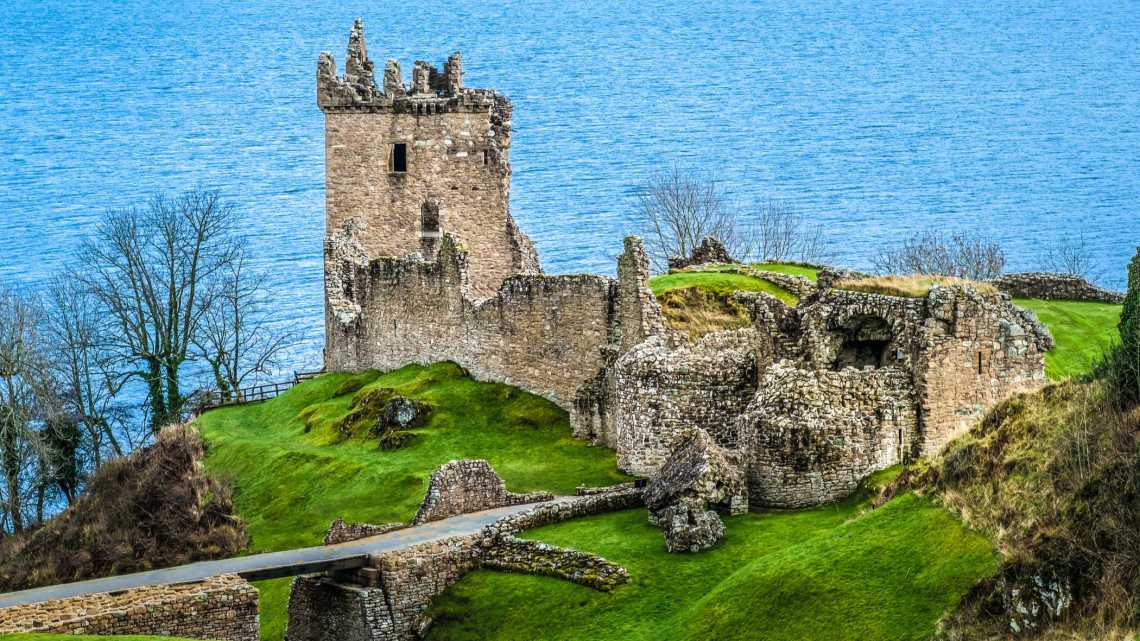 Urquhart Castle an den Ufern des Loch Ness in den schottischen Highlands.