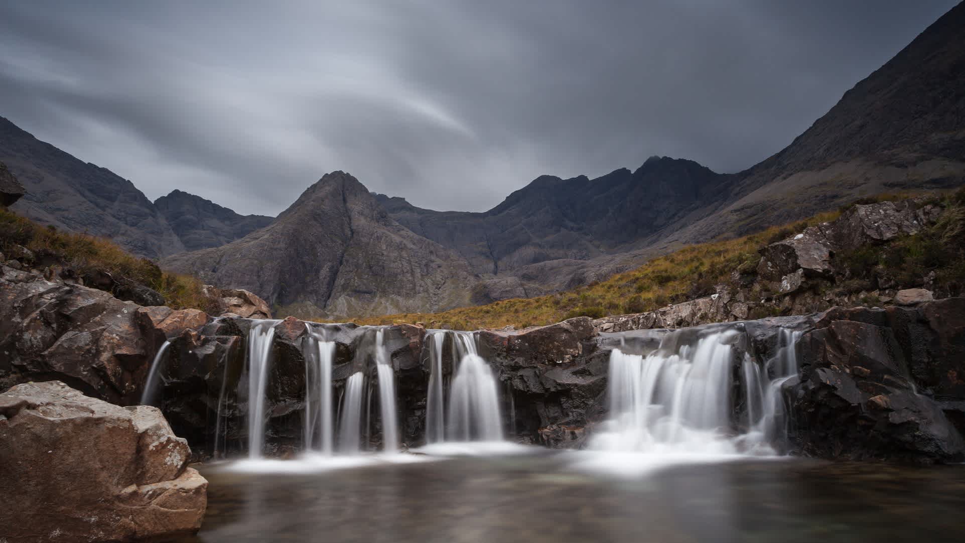 Wasserfall in den Cuillin Mountains in der Nähe des Dorfes Glenbrittle, Isle of Skye, Schottland.