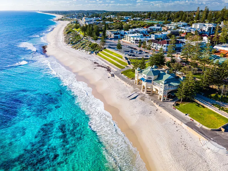 Luftaufnahme des Cottesloe Beach mit türkisblauem Wasser, weißem Sand und dem markanten Indiana Teahouse. Cottesloe Beach, Westaustralien