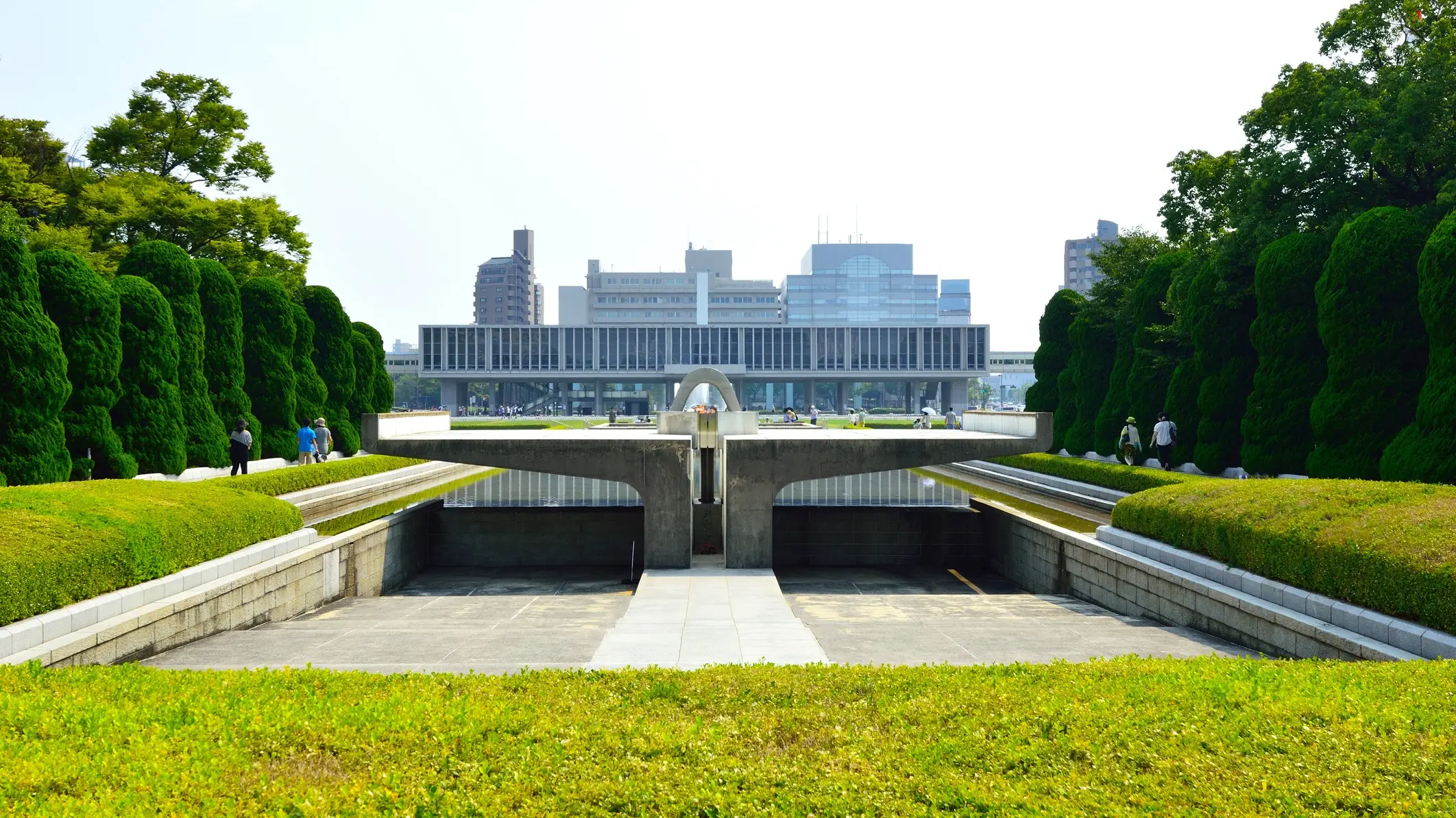 Hiroshima-Friedensgedenkpark, Hiroshima, Japan Blick auf die Wiese vor dem Hiroshima-Friedensgedenkpark