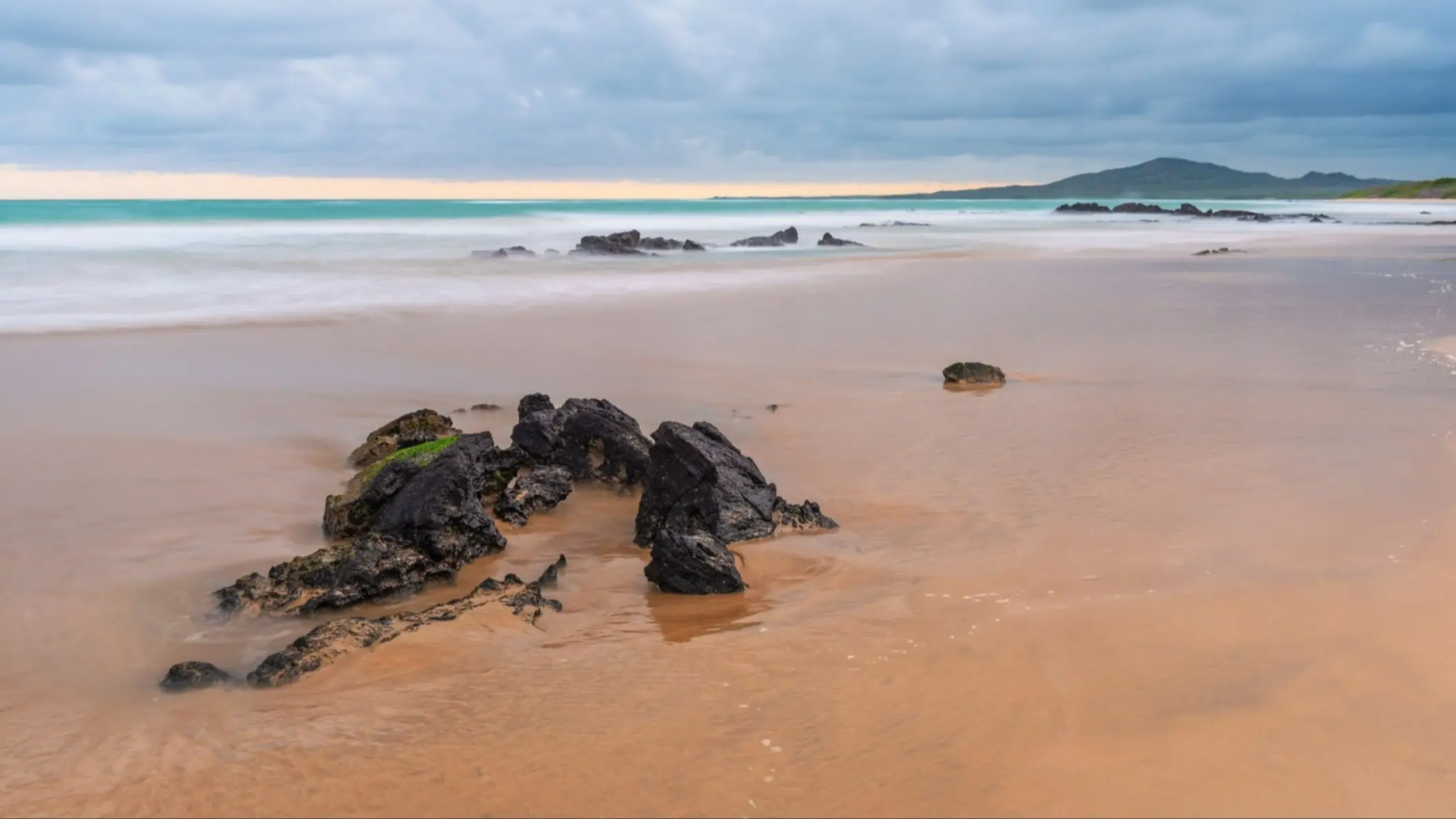 Équateur Puerto Villamil Rocher sur le sable, plage de Puerto Villamil, îles Galapagos
