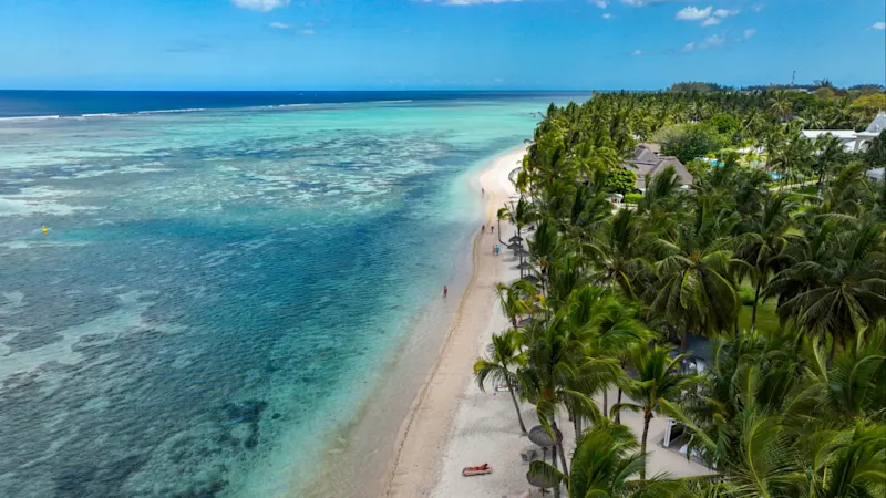 Flic En Flac Strand (Westküste), Mauritius, Afrika Luftaufnahme vom Flic En Flac Strand und glasklarem Wasser