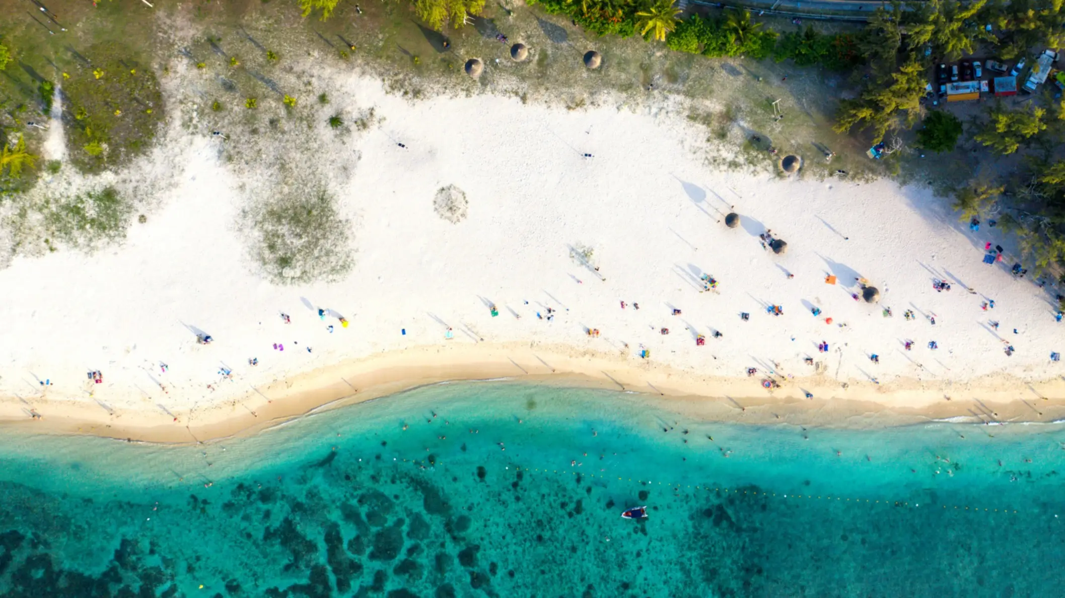 Flic En Flac Strand (Westküste), Mauritius, Afrika Luftaufnahme vom Flic En Flac Strand und glasklarem Wasser