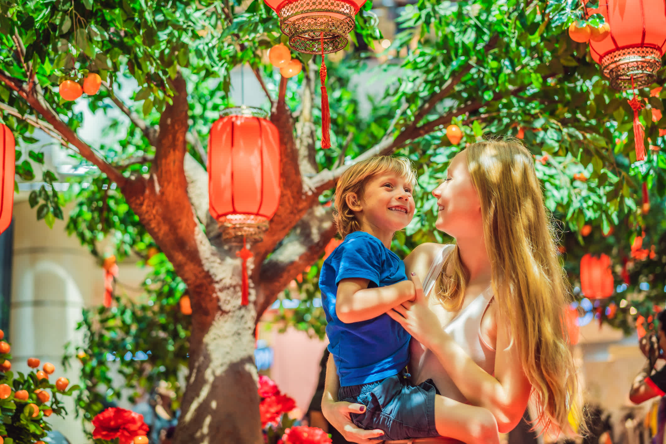 Maman et son enfant sous les lanternes rouges chinoises.

