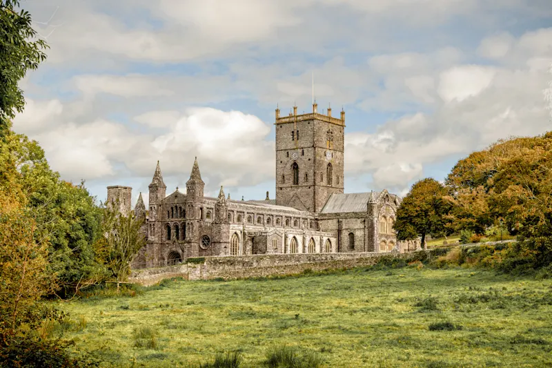 Blick auf die St. Davids Kathedrale in Südwales

