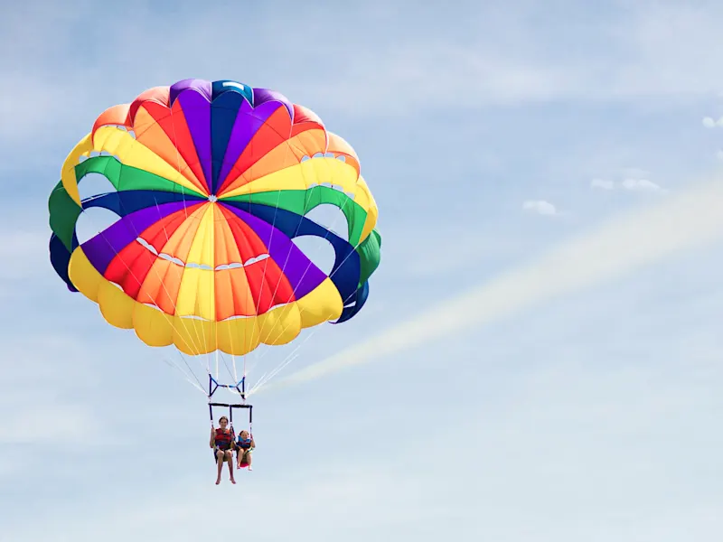 Personnes qui font du parachute ascensionnel sur l'Atlantique, Albufeira, Algarve, Portugal.