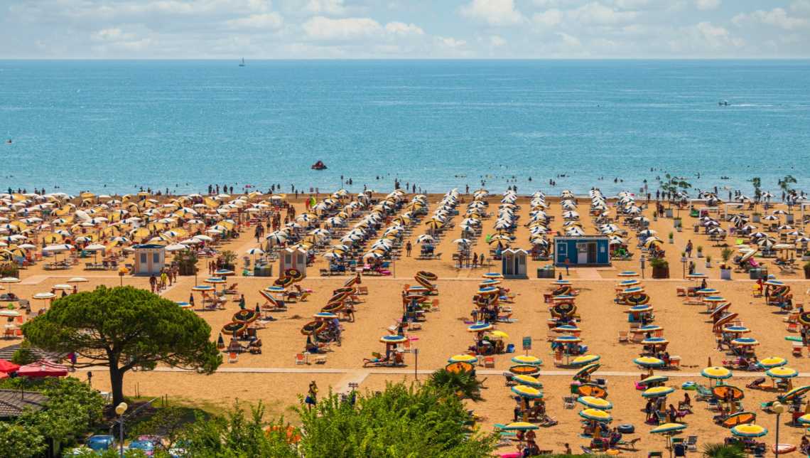 Nombreux parasols et transats installés sur la plage de Bibione en Italie