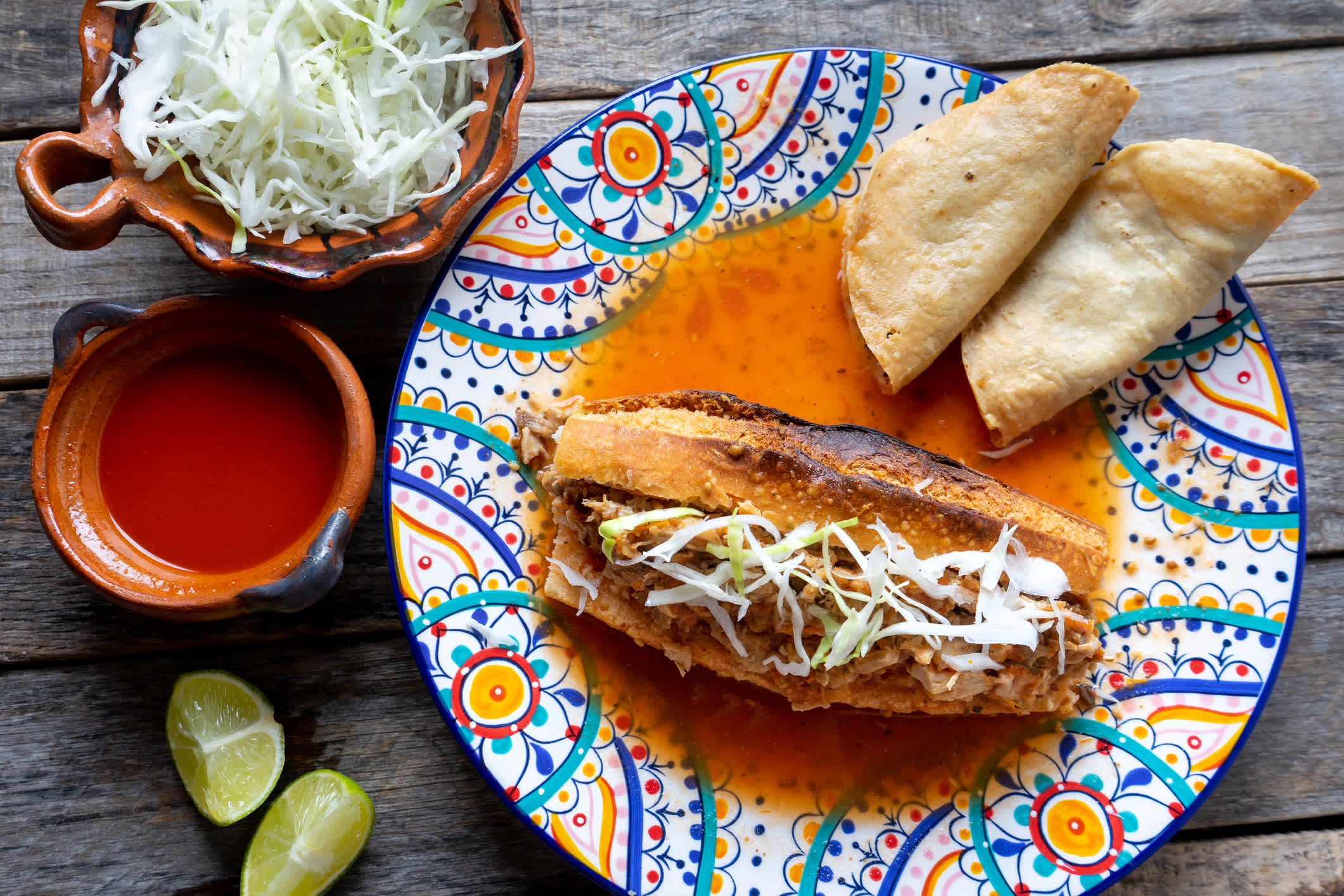 Sandwich mexicain au porc et au saule rouge appelé torta ahogada