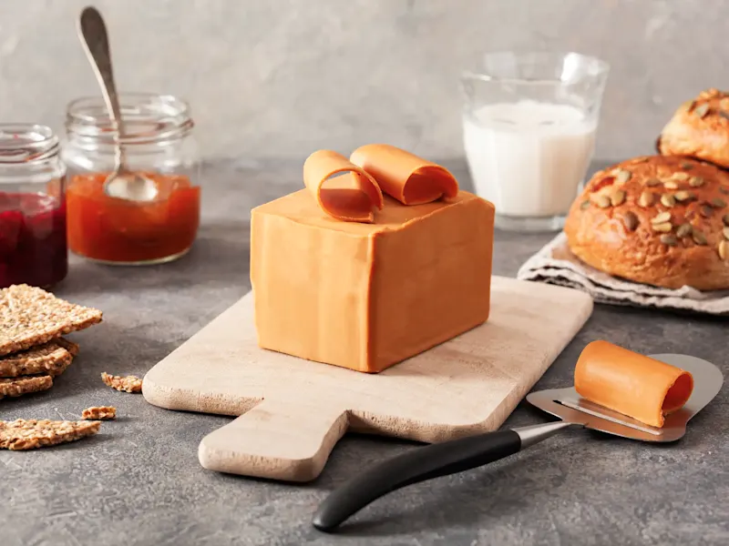 Fromage traditionnel norvégien, le Brunost, au goût sucré et caramélisé.