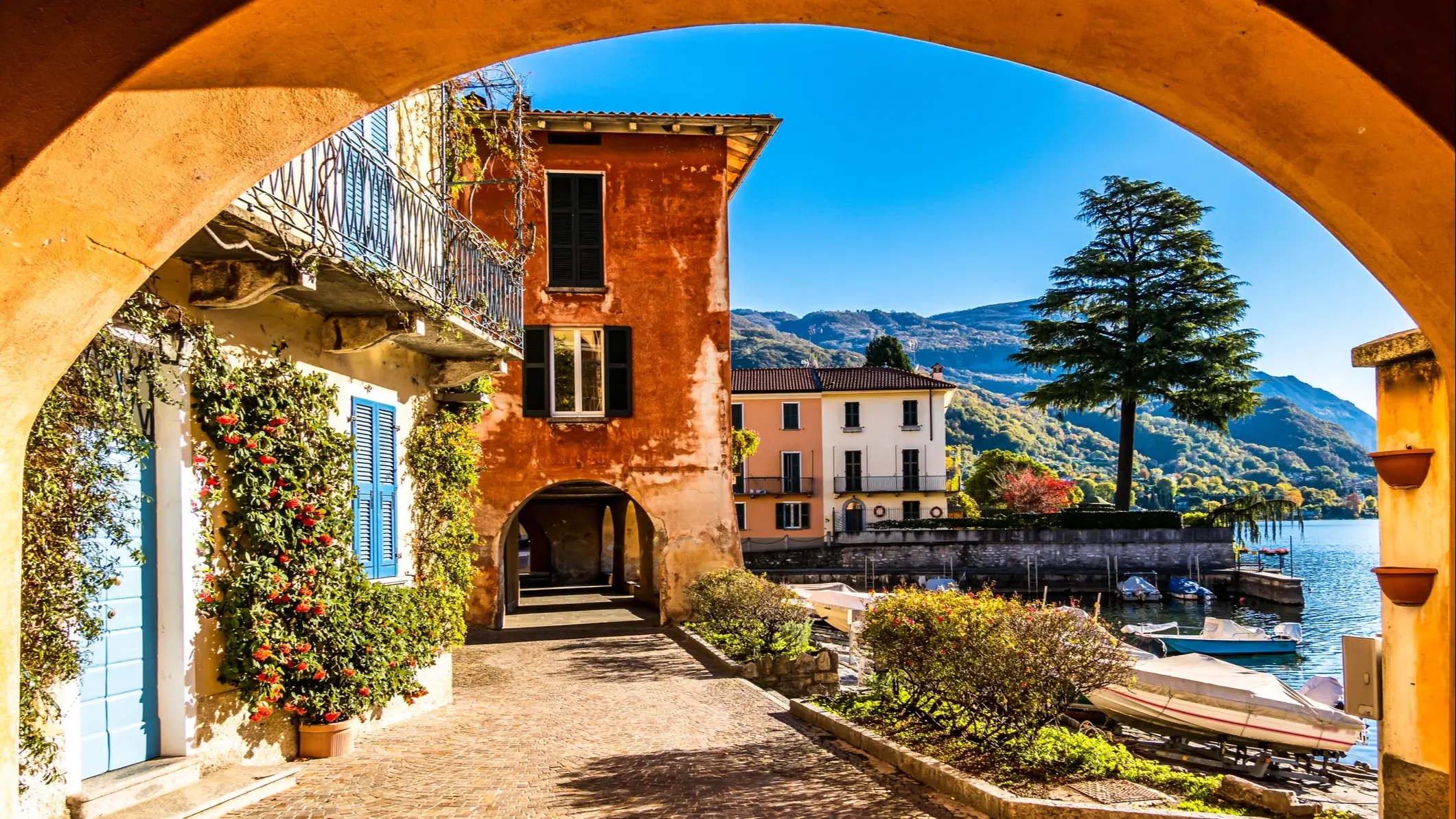 Mandello del Lario, Italien Altstadt und Hafen von Mandello del Lario in Italien