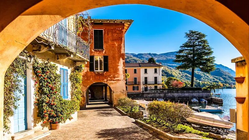 Mandello del Lario, Italien Altstadt und Hafen von Mandello del Lario in Italien