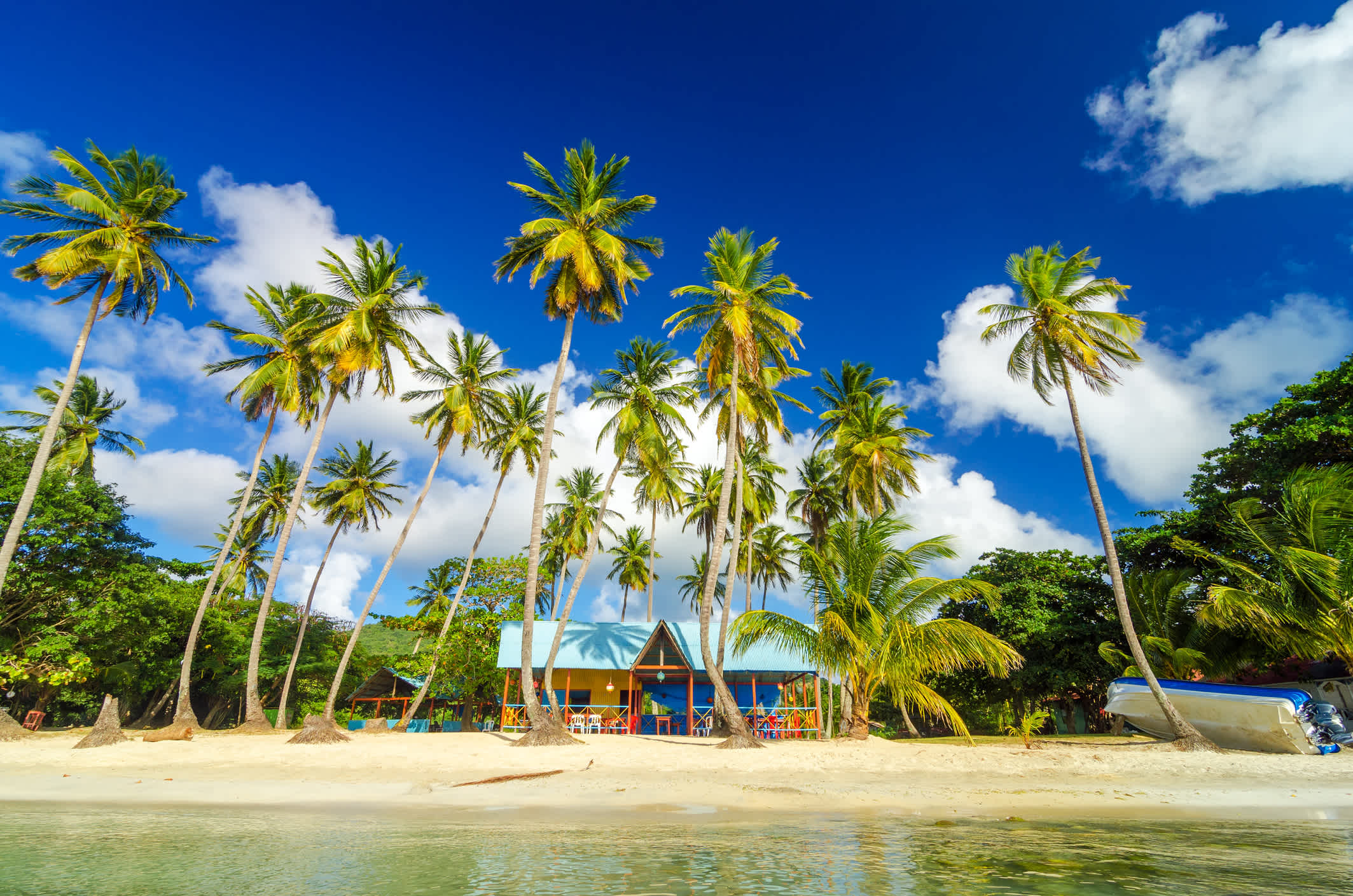 Bunte Hütte am Strand, umgeben von Palmen, in San Andres y Providencia, Kolumbien.