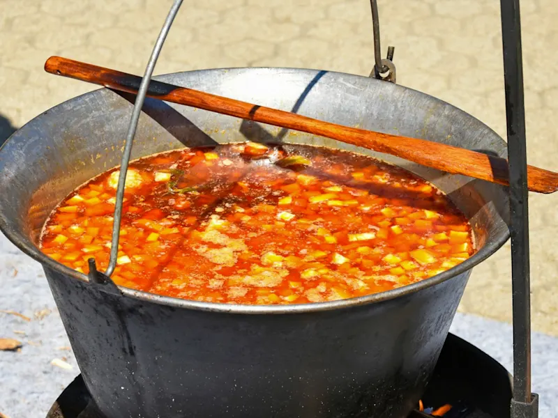 Locro, Argentinien Die traditionelle argentinische Suppe „Locro“ ist eine herzhafte, rote Gemüsesuppe mit Mais, Kartoffeln und oft auch Fleisch