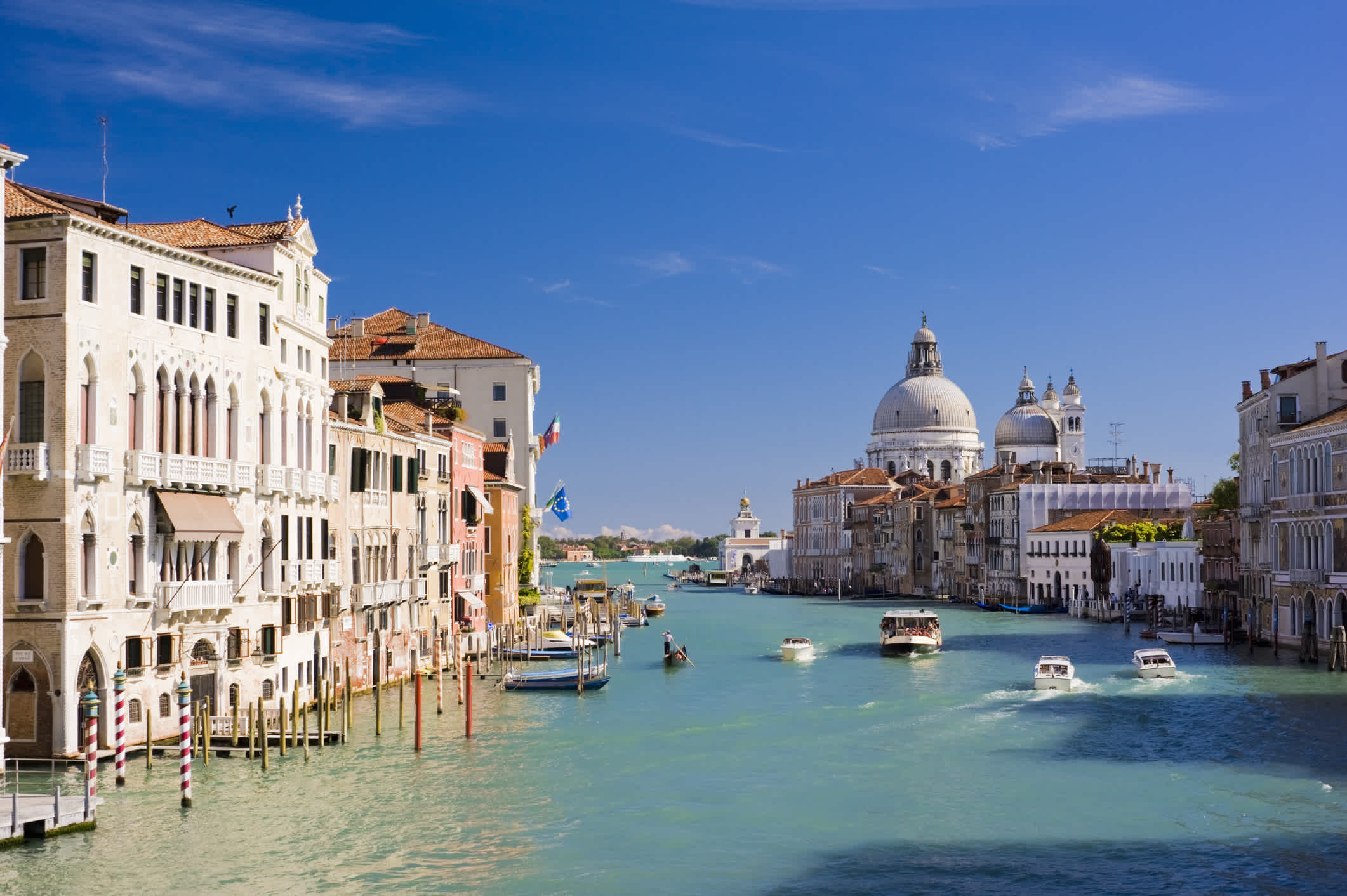 Le Grand Canal et l'église Santa Maria della Salute, Venise, Italie.