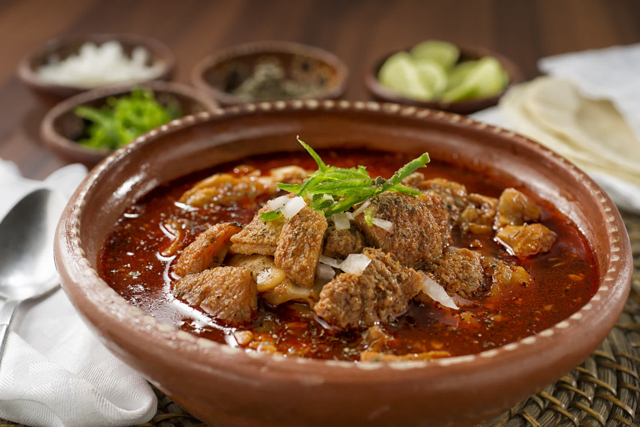 Menudo rojo dans un bol en terre cuite.