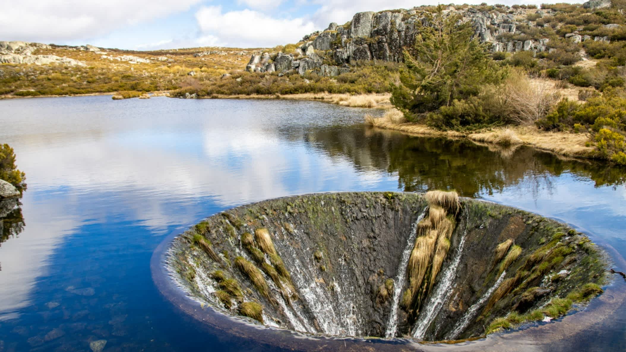 Covao Dos Conchos - Ein Loch in der Mitte des Sees in Serra da Estrela, Portugal