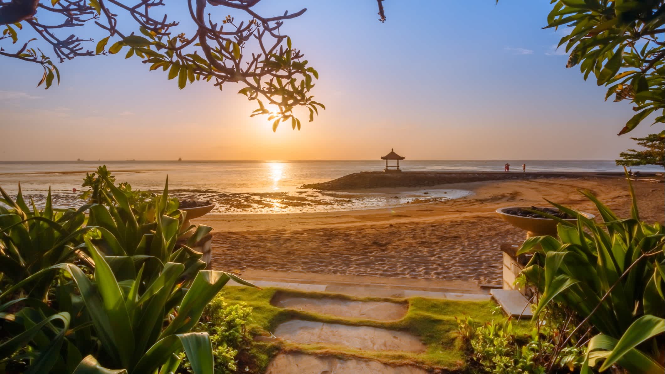 Lever du soleil sur la plage déserte de Nusa Dua à Bali, en Indonésie.