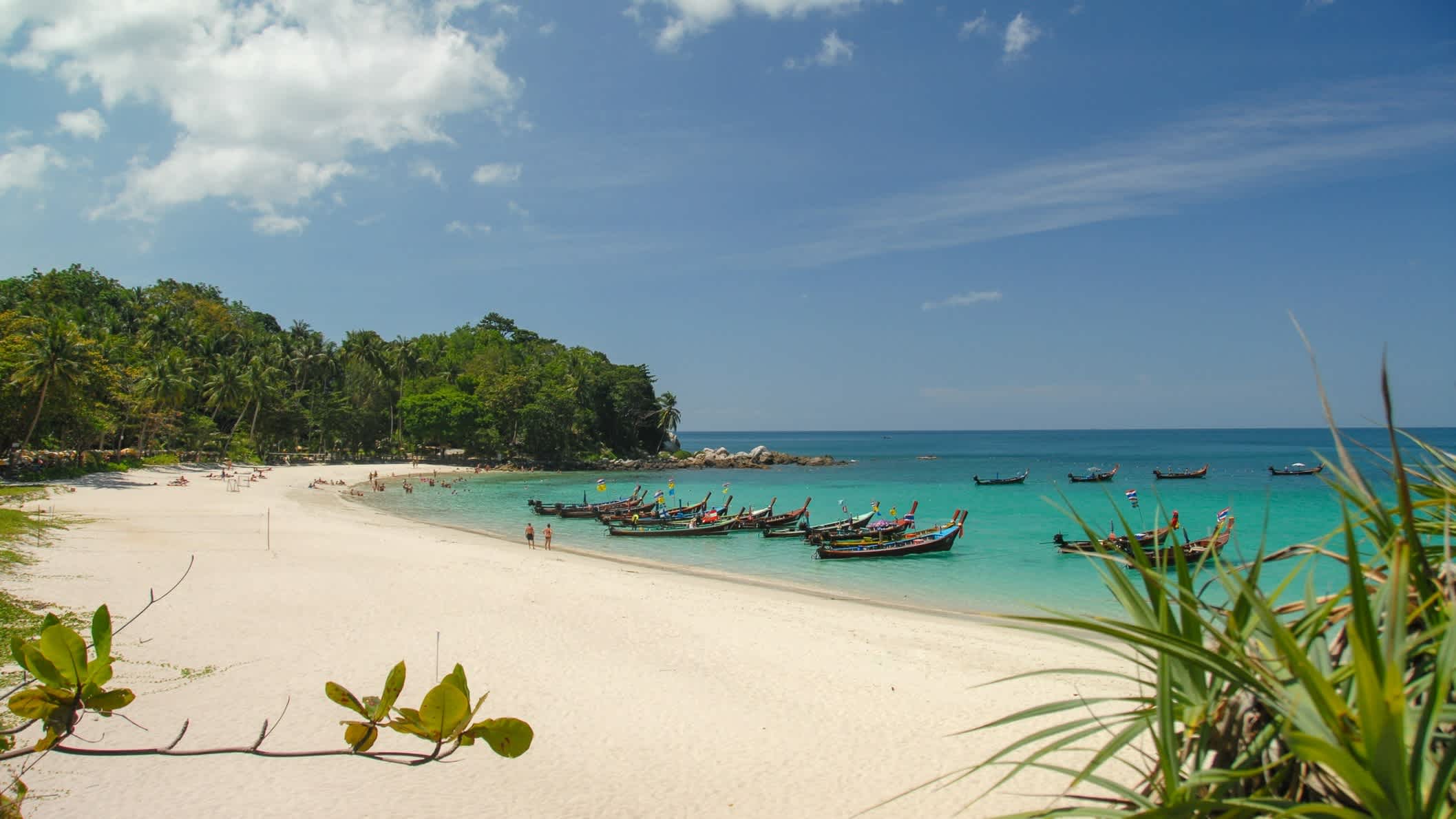 Freedom Beach, plage de sable blanc dans une baie verdoyante à Phuket, Thaïlande