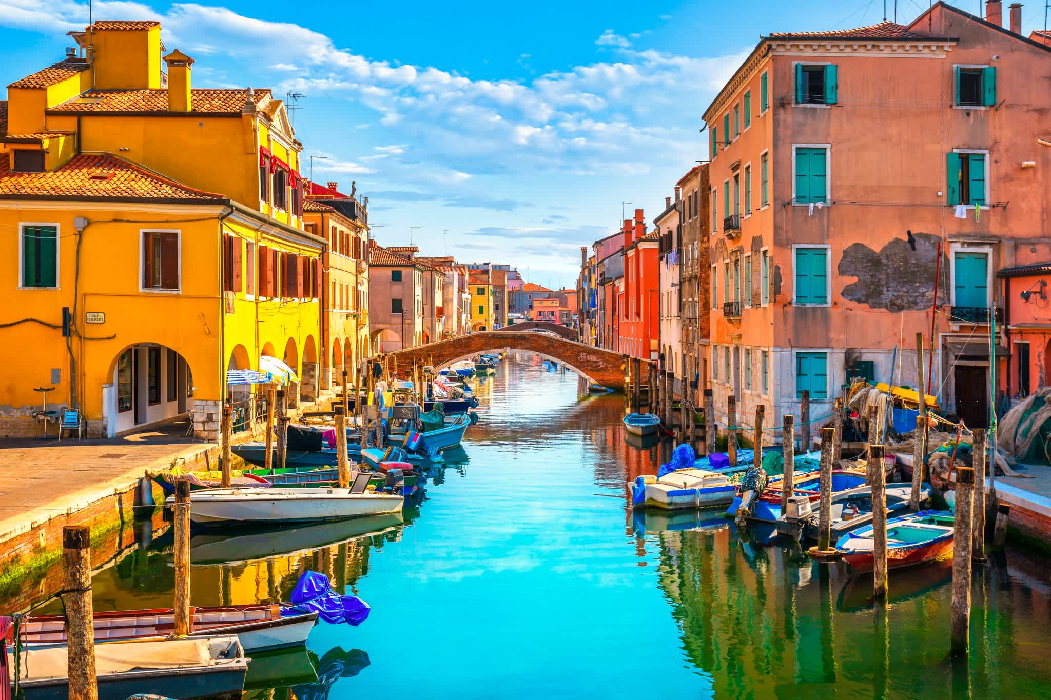 Kanal in der venezianischen Lagunge und bunte Häuser