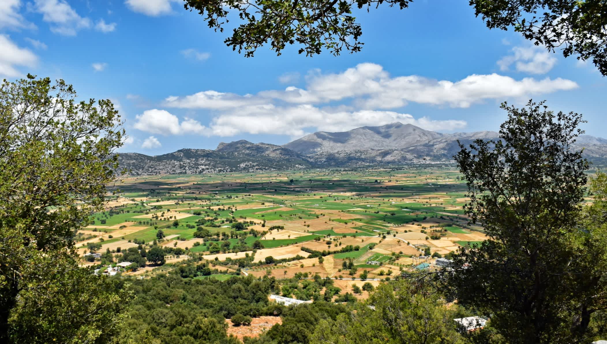 Panorama der Lassithi Hochebene auf Kreta in Griechenland