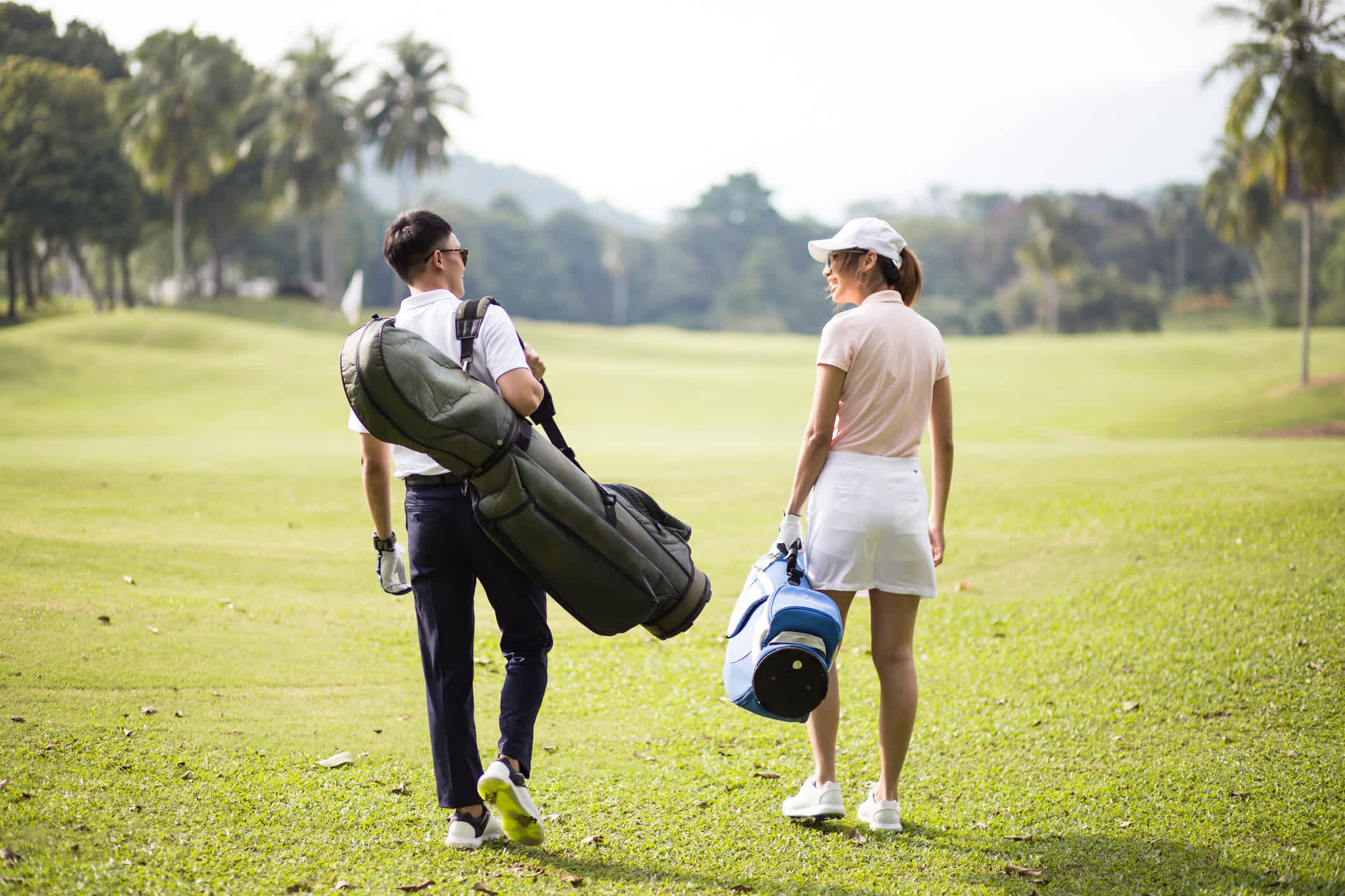 Cambodge, un homme et une femme pendant une partie de golf

