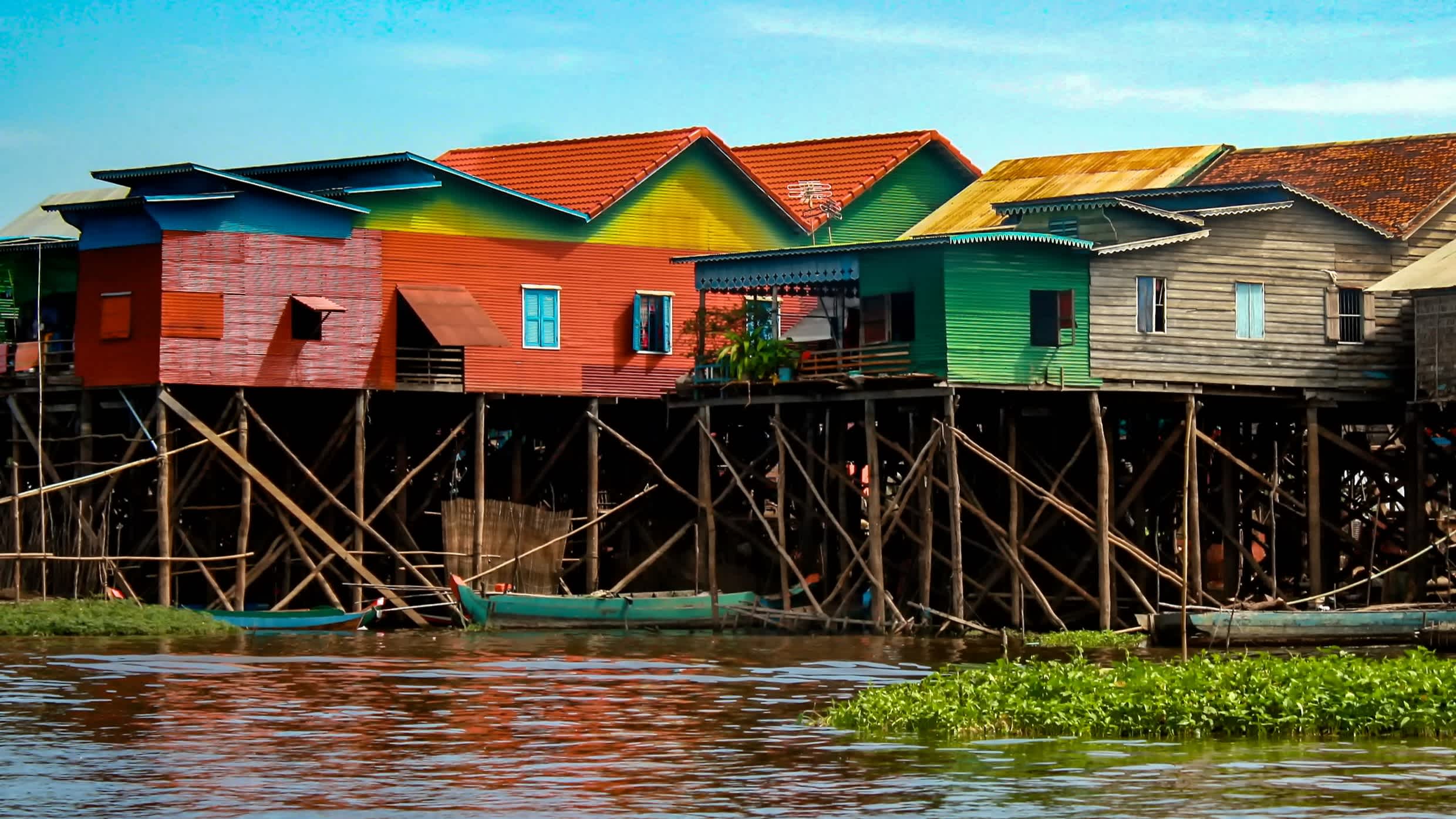 Maisons sur pilotis colorées dans le lac Tonlé Sap, près de Siem Reap, Cambodge