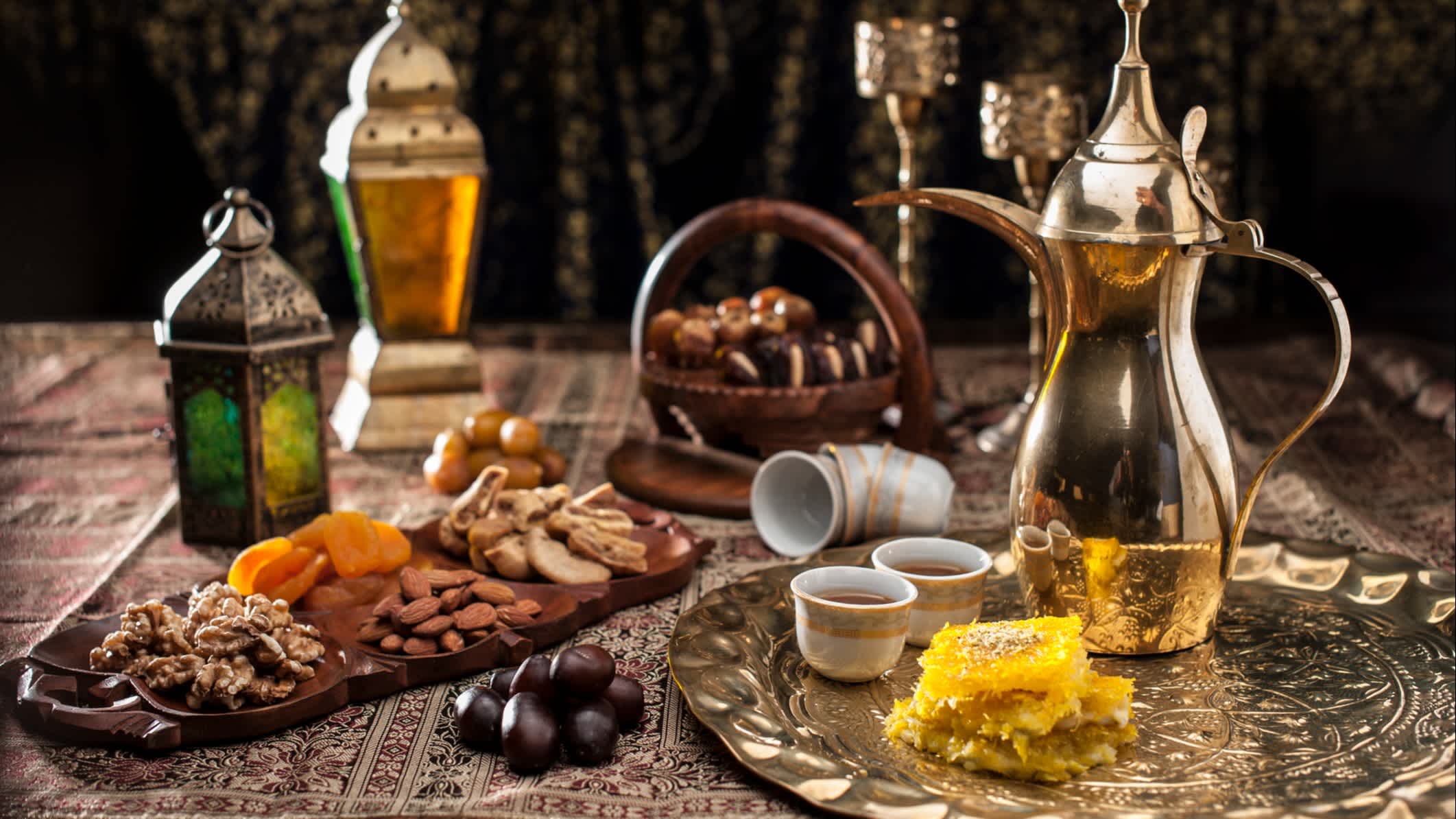 Traditioneller arabischer Kaffee, Nüsse und Süßigkeiten.
