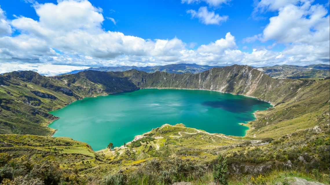 Quilotoa-Lagune im Vulkan mit türkisfarbenem Wasser, Ecuador. 