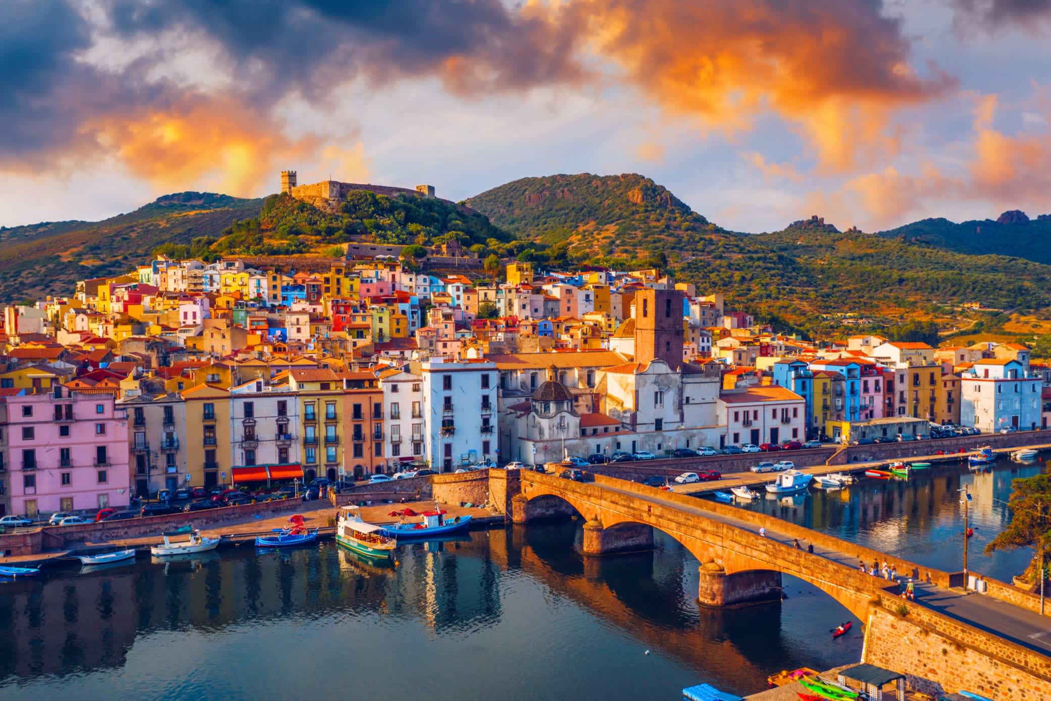 Bosa en Sardaigne avec ses façades de maisons colorées, sa rivière et son pont