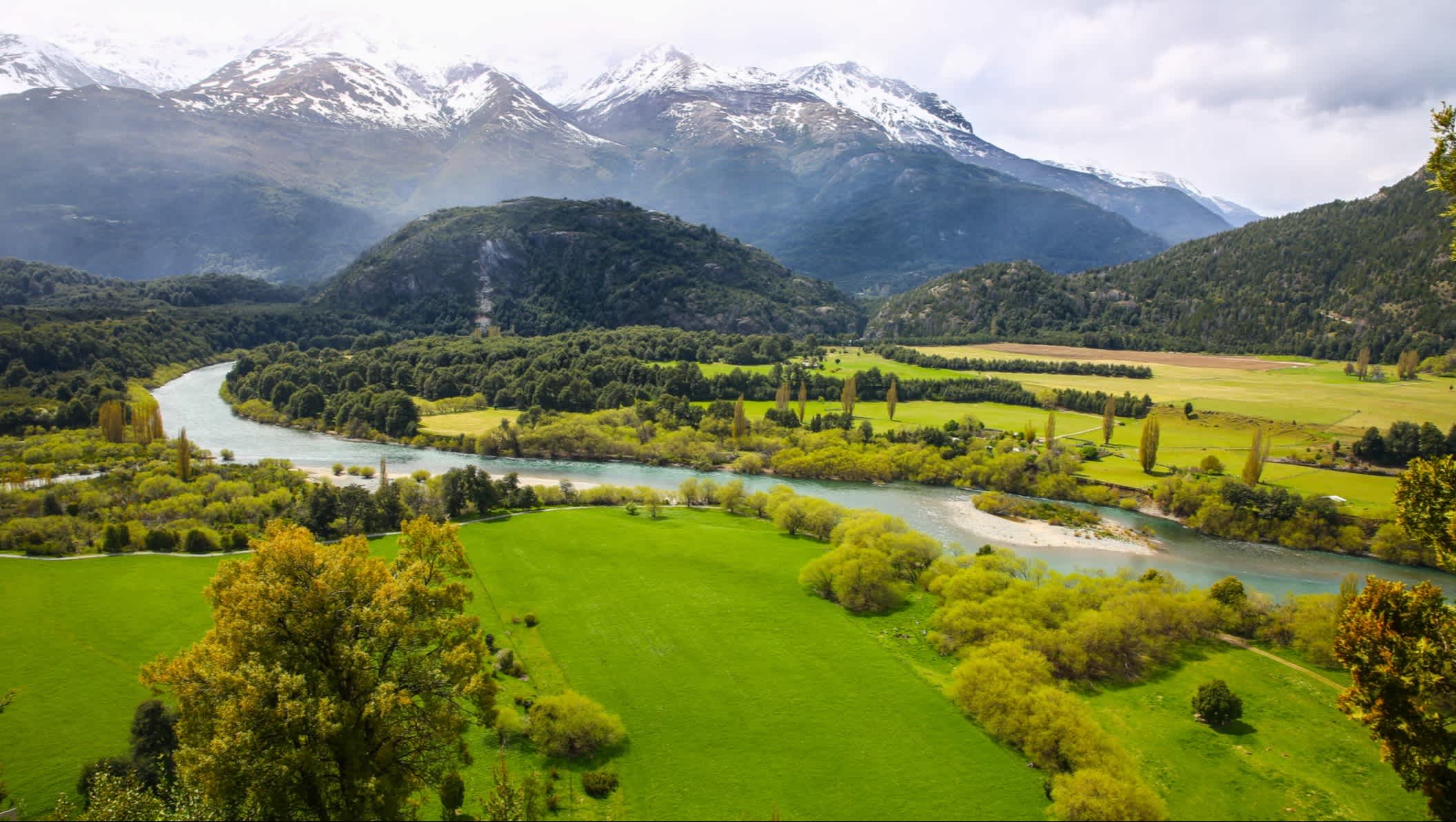 Der Fluss Futaleufu und Berglandschaft, Region Aysen, Chile.
