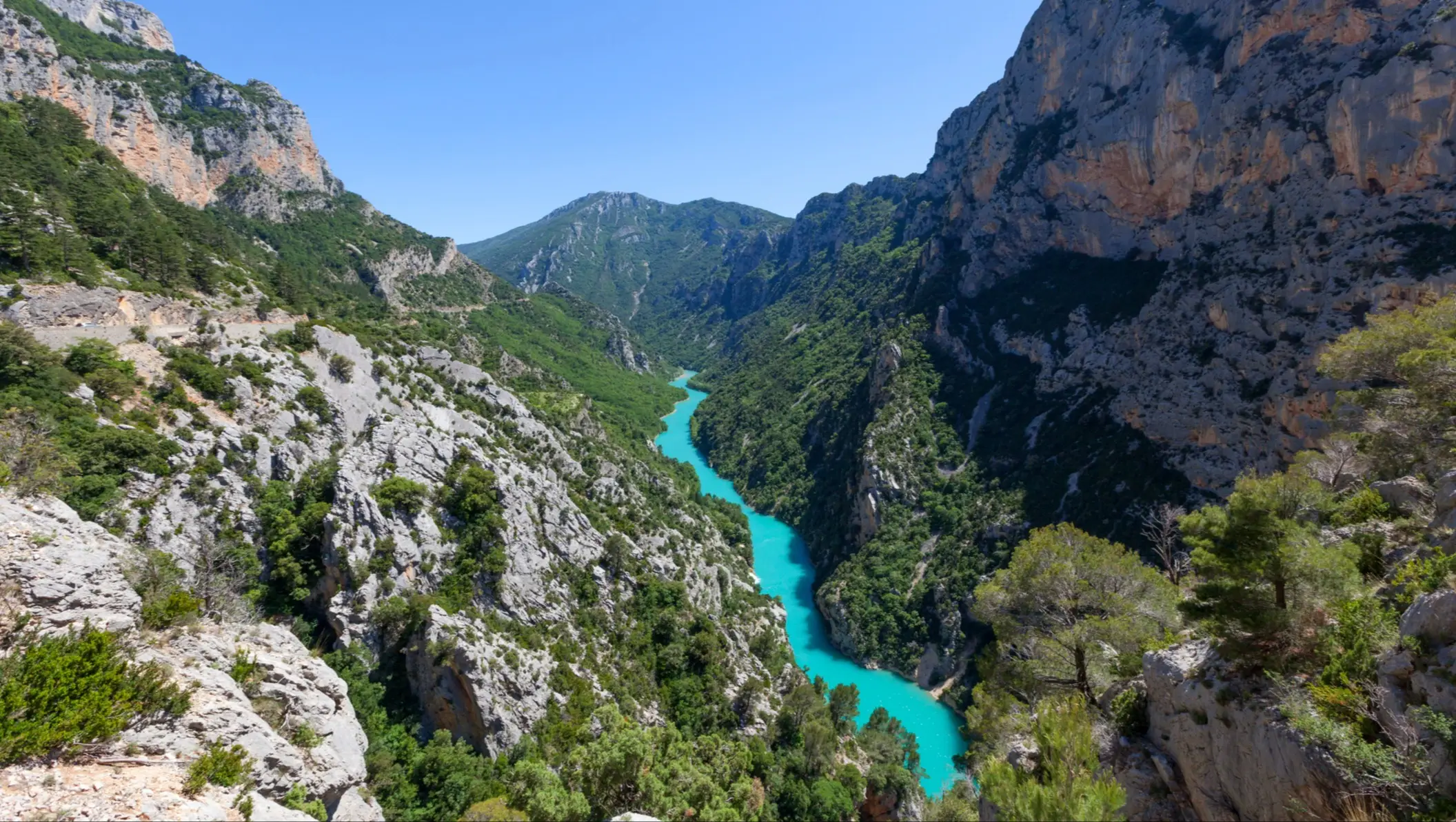 Türkisblaue Verdonschlucht im Gebirge
