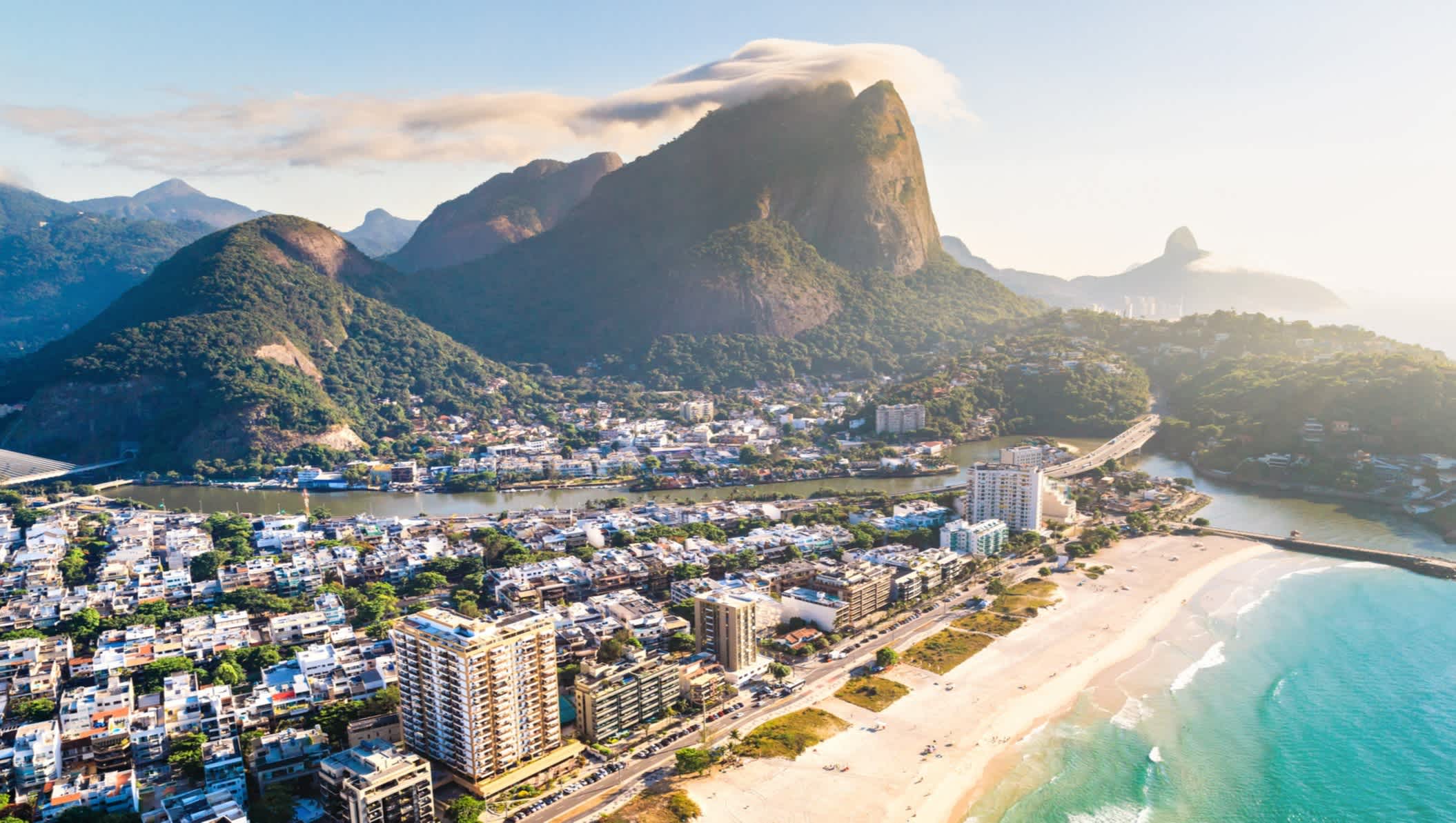 Luftaufnahme von Barra da Tijuca in Rio de Janeiro, Brasilien
