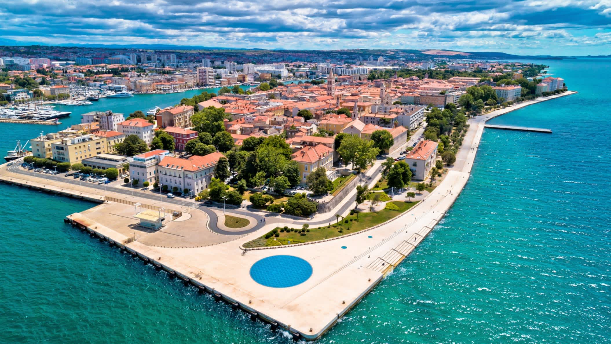 Panoramaluftaufnahme der Stadt Zadar, Dalmatien, Kroatien
