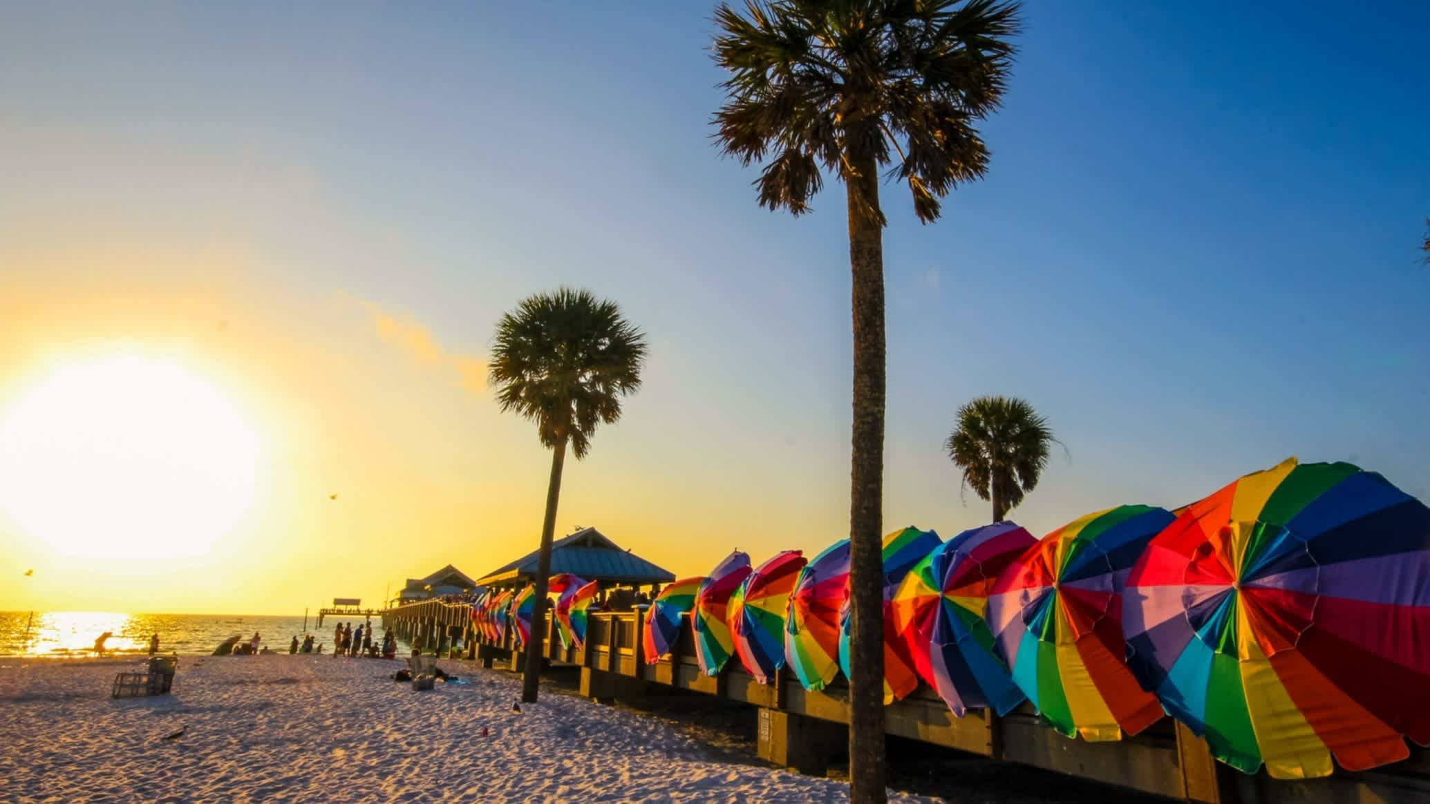 Parasols colorés sur la plage de Clearwater Beach, Clearwater en Floride