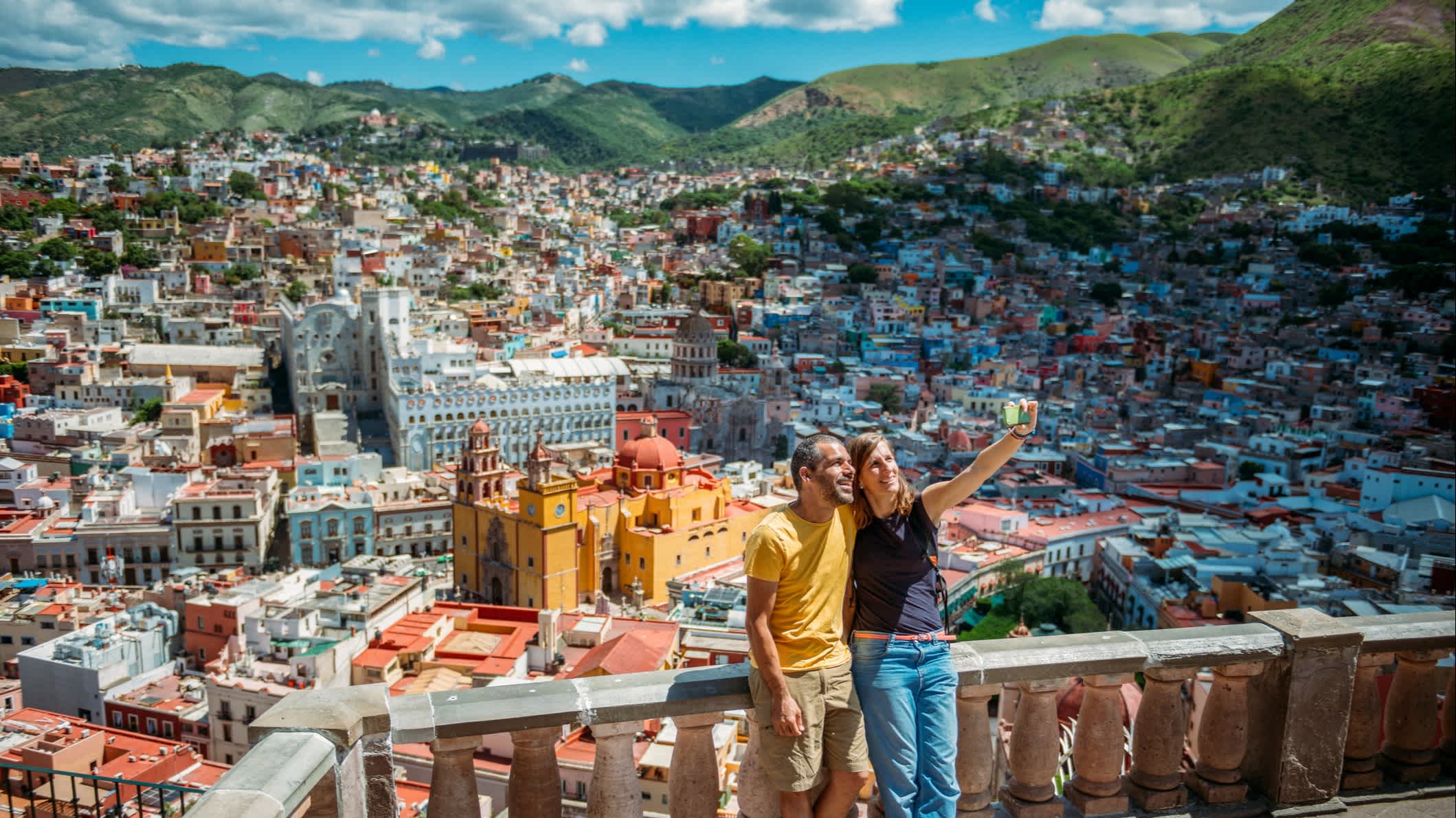 Ein Paar besucht die Stadt Guanajuato in Mexiko