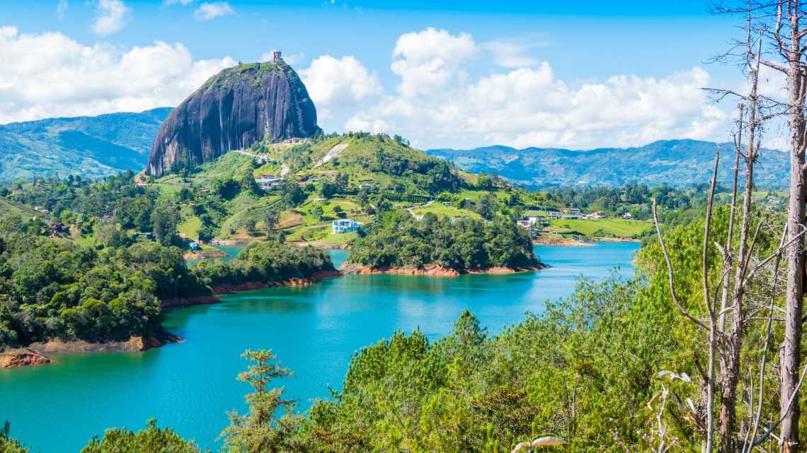 Panoramablick auf den Penol-See und den berühmten Stein Guatape Kolumbien