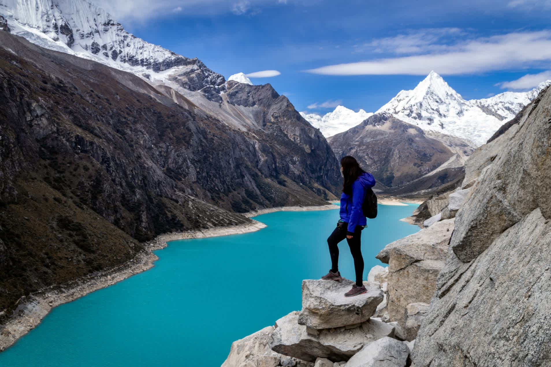 Tourist am Paron-See in der Cordillera Blanca in Peru.

