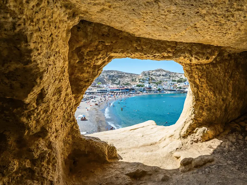 Grèce, Crète, Matala Vue d'une grotte sur une belle plage aux eaux turquoises. Matala, Crète, Grèce.