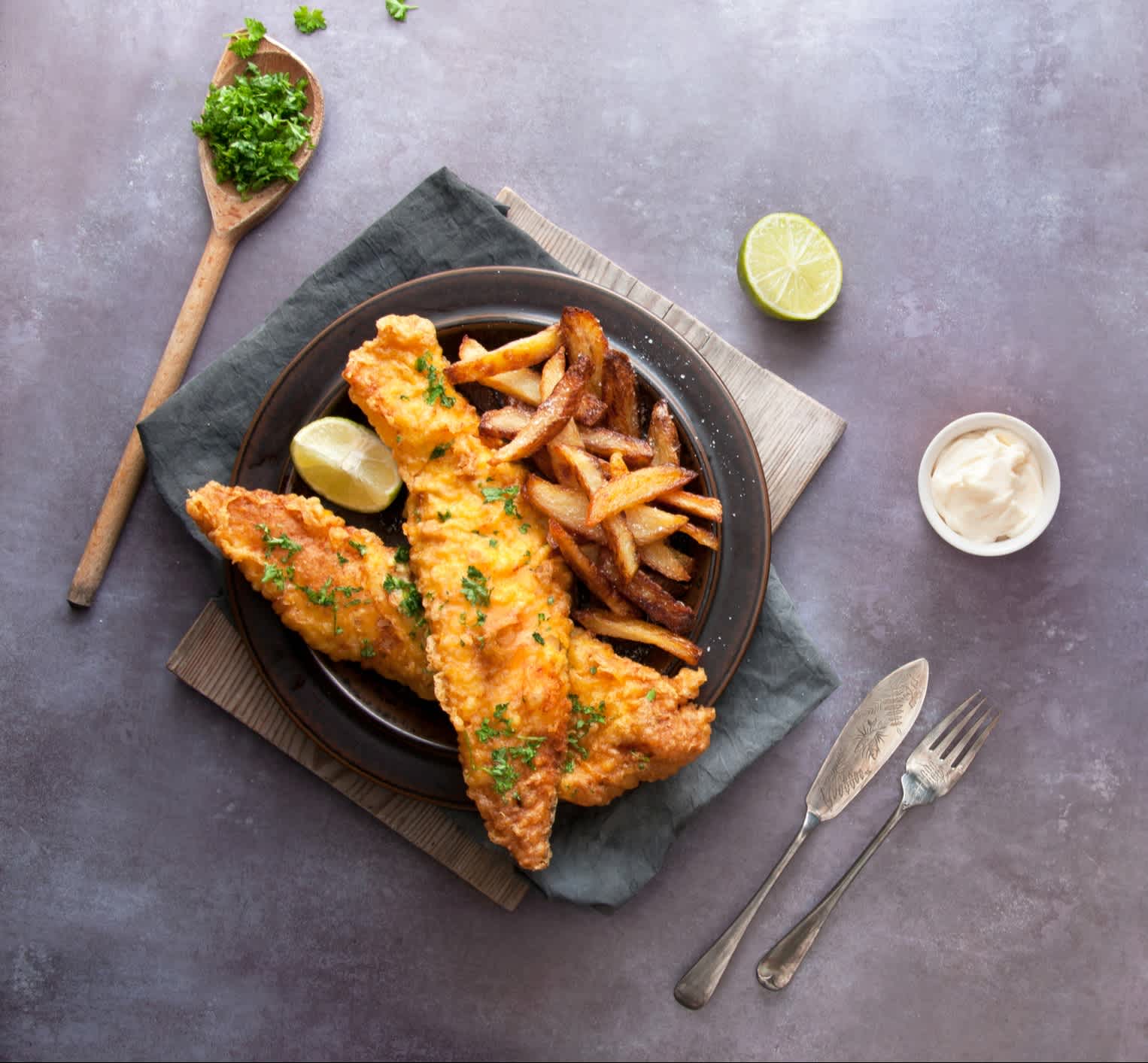 Poisson frit traditionnel en pâte avec chips coupées à la main