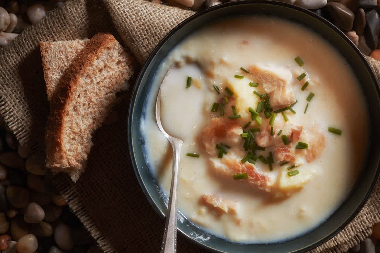 Schottische traditionelle Suppe, bekannt als Cullen Skink mit ungefärbtem geräuchertem Schellfisch, Kartoffeln und Milch. Benannt nach dem Dorf Cullen in Aberdeenshire an der Nordküste Schottlands.