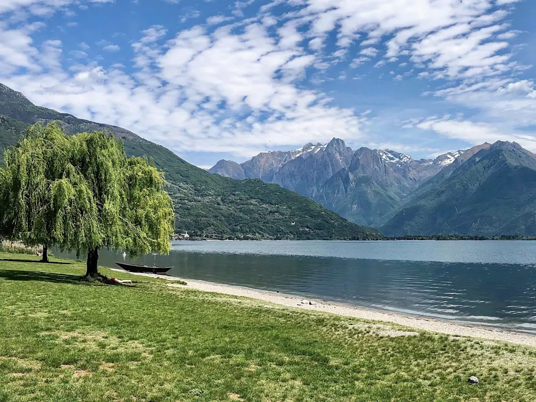 Der Strand von Domaso am Comer See bietet eine idyllische Kulisse mit atemberaubendem Blick auf die umliegenden Berge und das kristallklare Wasser des Sees