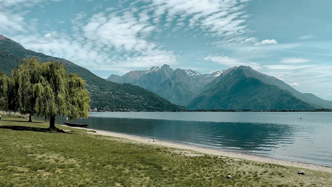 Der Strand von Domaso am Comer See bietet eine idyllische Kulisse mit atemberaubendem Blick auf die umliegenden Berge und das kristallklare Wasser des Sees