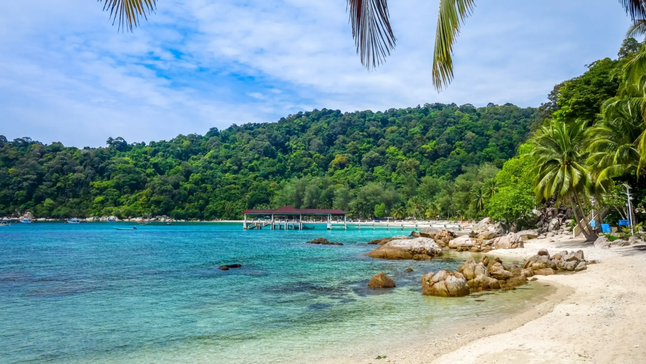 Teluk Pauh Beach, Perhentian Islands, Terengganu, Malaisie Plage de sable clair bordée d'une eau turquoise et de végétation verdoyante, à Teluk Pauh Beach, en Malaisie