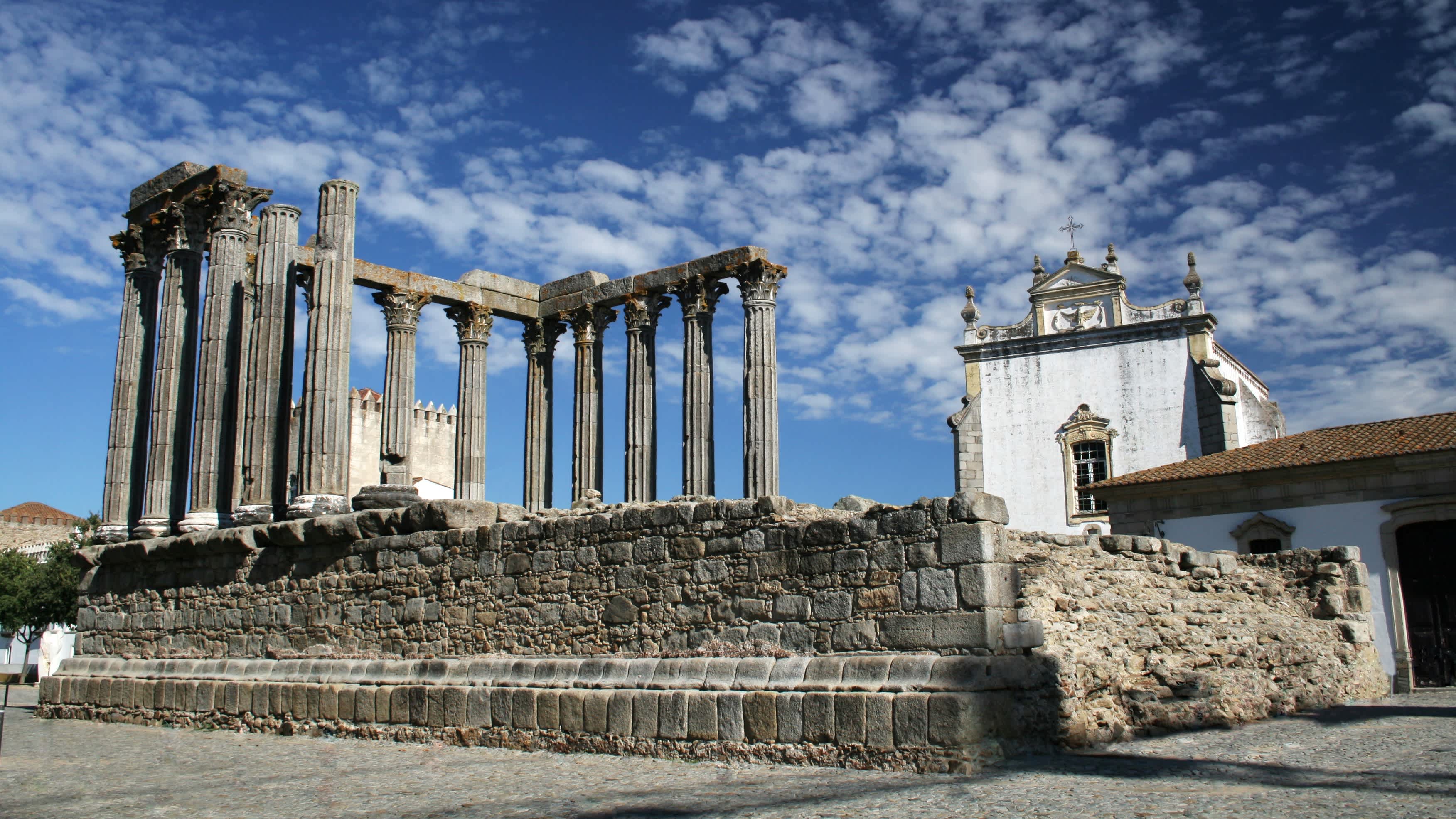 Blick auf den Platz mit römischer Tempel in Évora, Alentejo, Portugal.