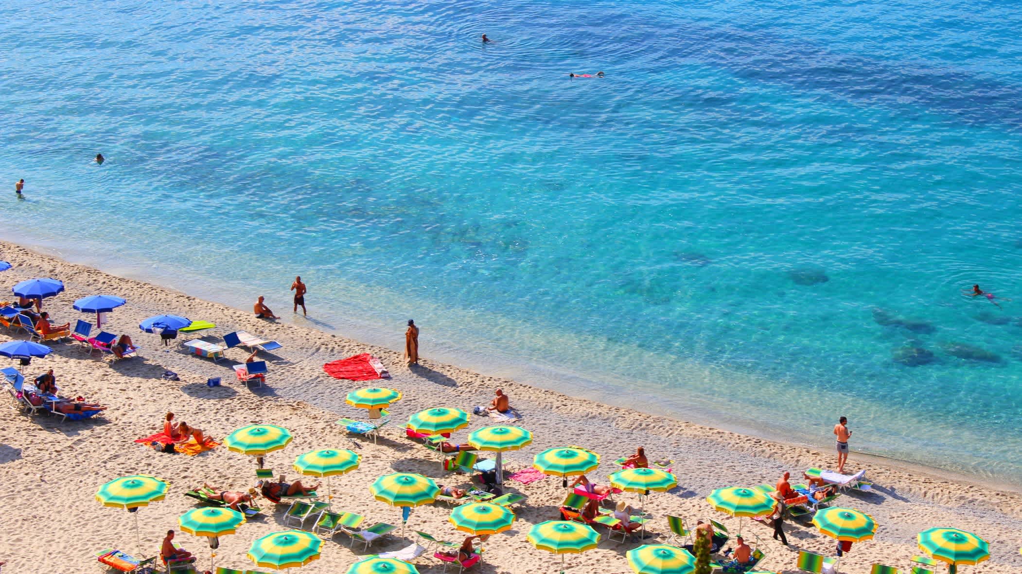 Vue aérienne des parasols et personnes sur la plage de sable de Steccato di Cutro, en Calabre, Italie.