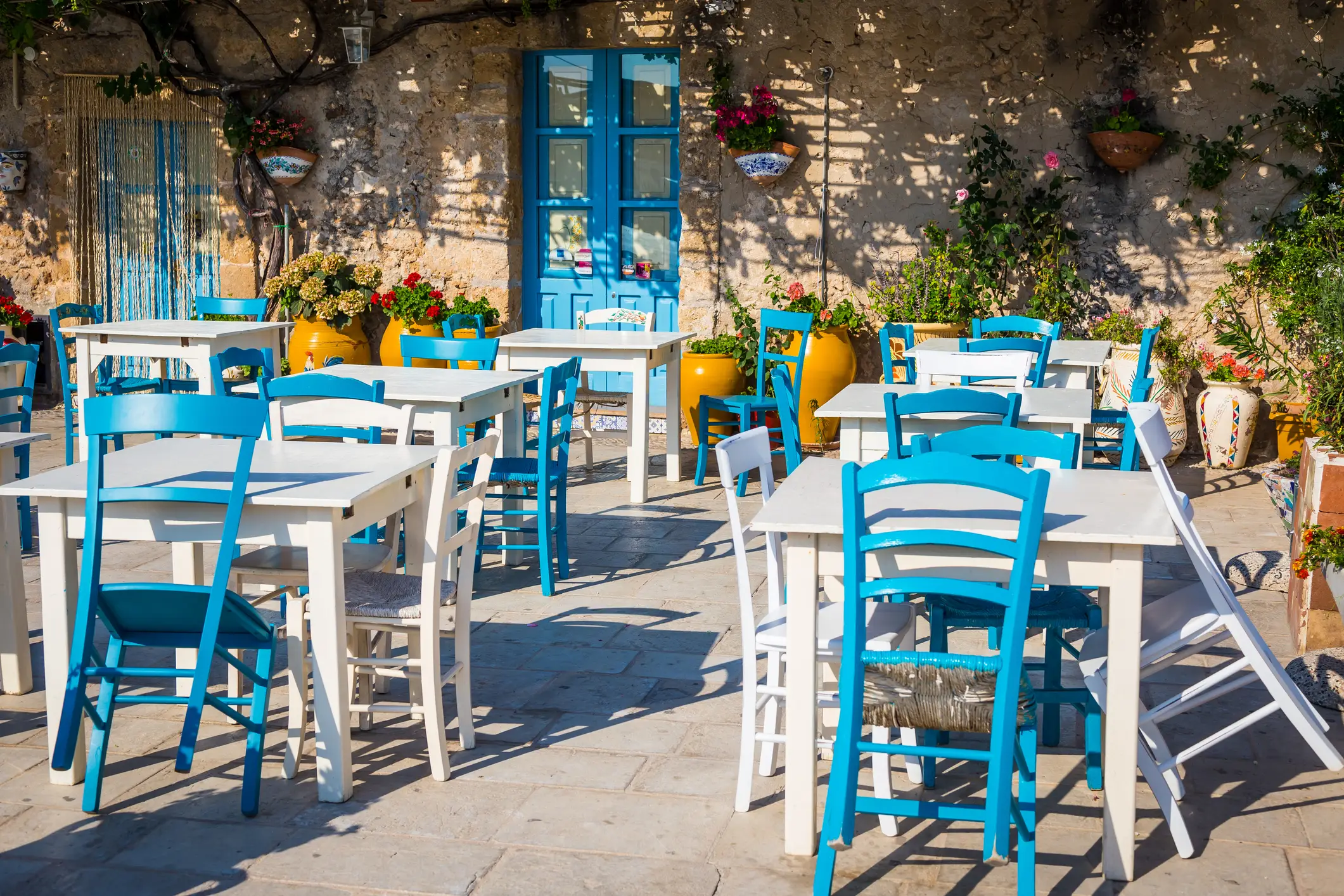 Italie, Sicile, Restaurant Tables dans un restaurant italien traditionnel en Sicile