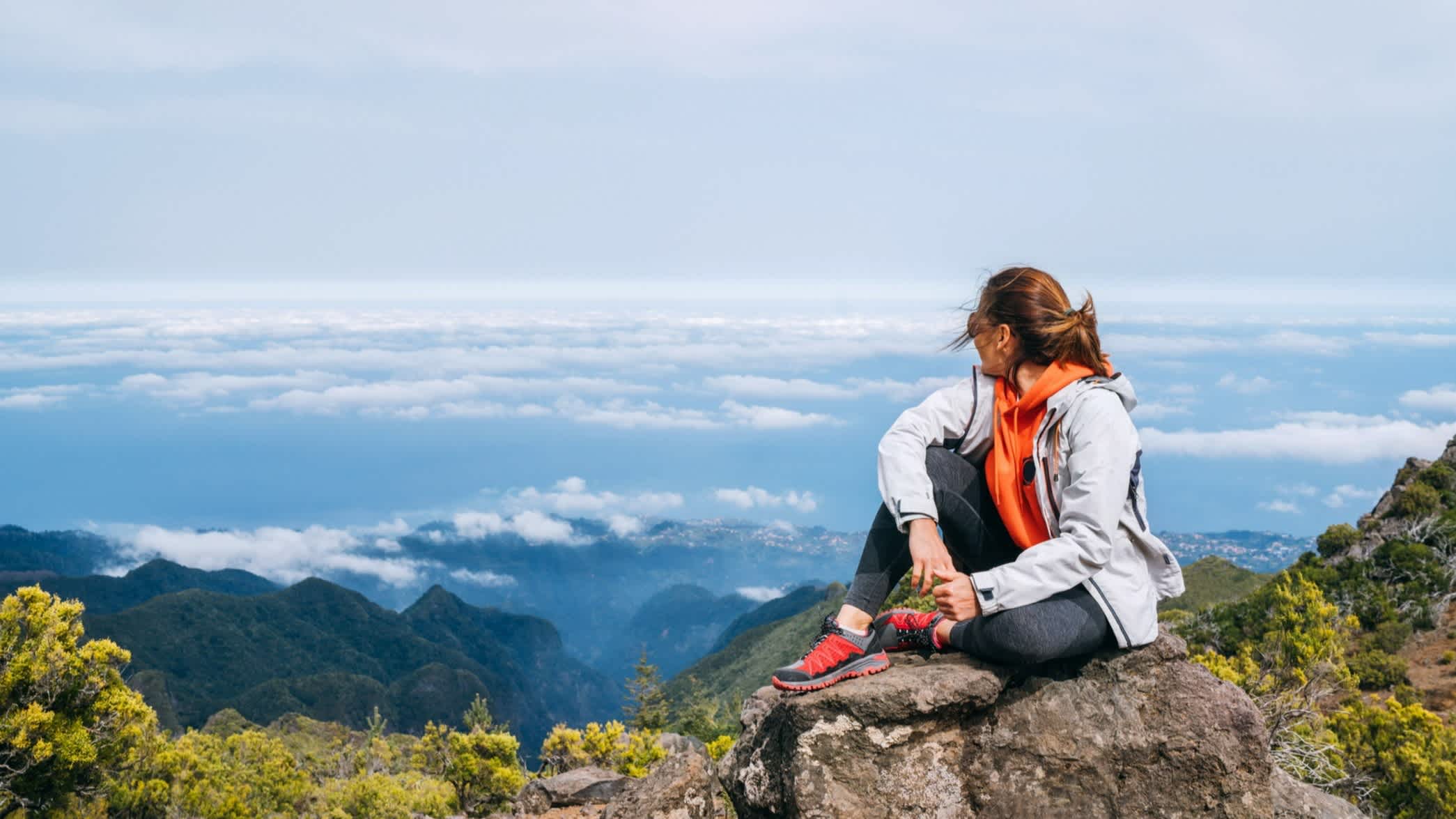 Eine Frau auf dem Pico Ruivo Berg auf der Insel Madeira, Portugal.
