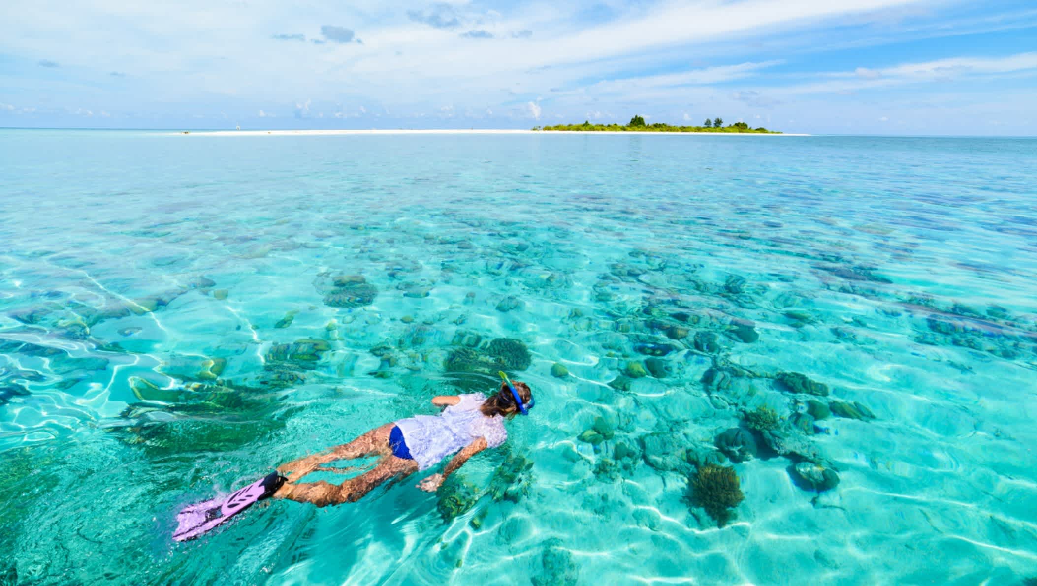 Une femme fait de la plongée en apnée dans une eau cristalline, Indonésie