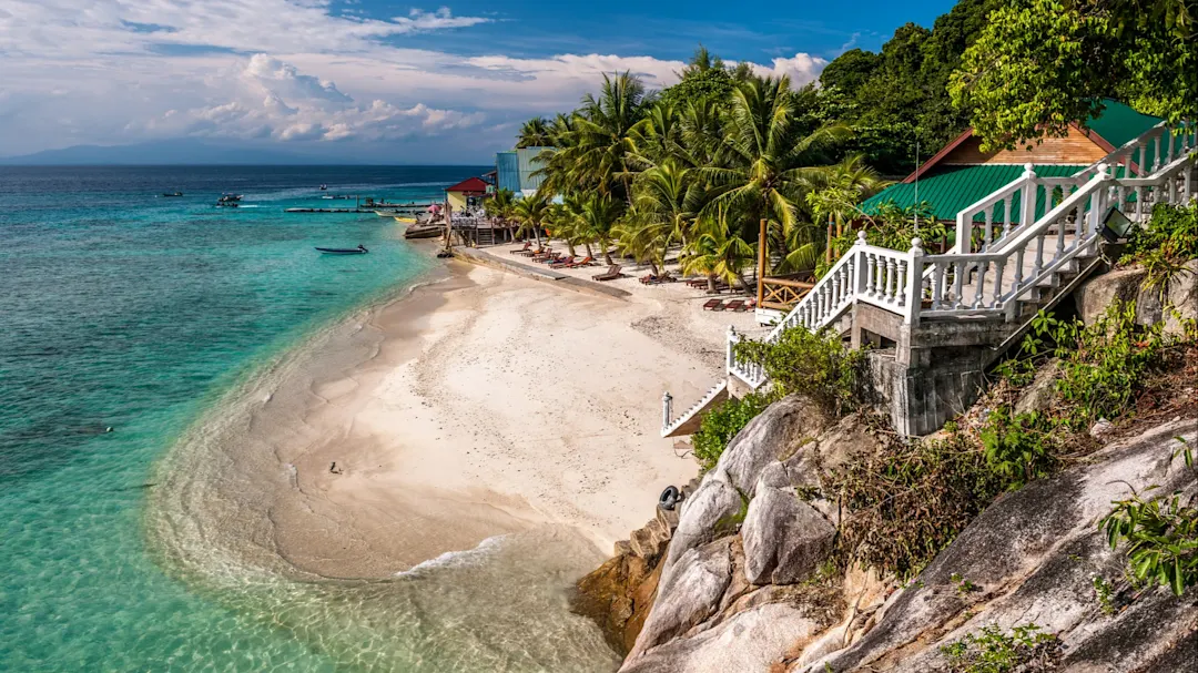 Schöner Strand mit klarem Wasser auf den Perhentian Inseln, Malaysia