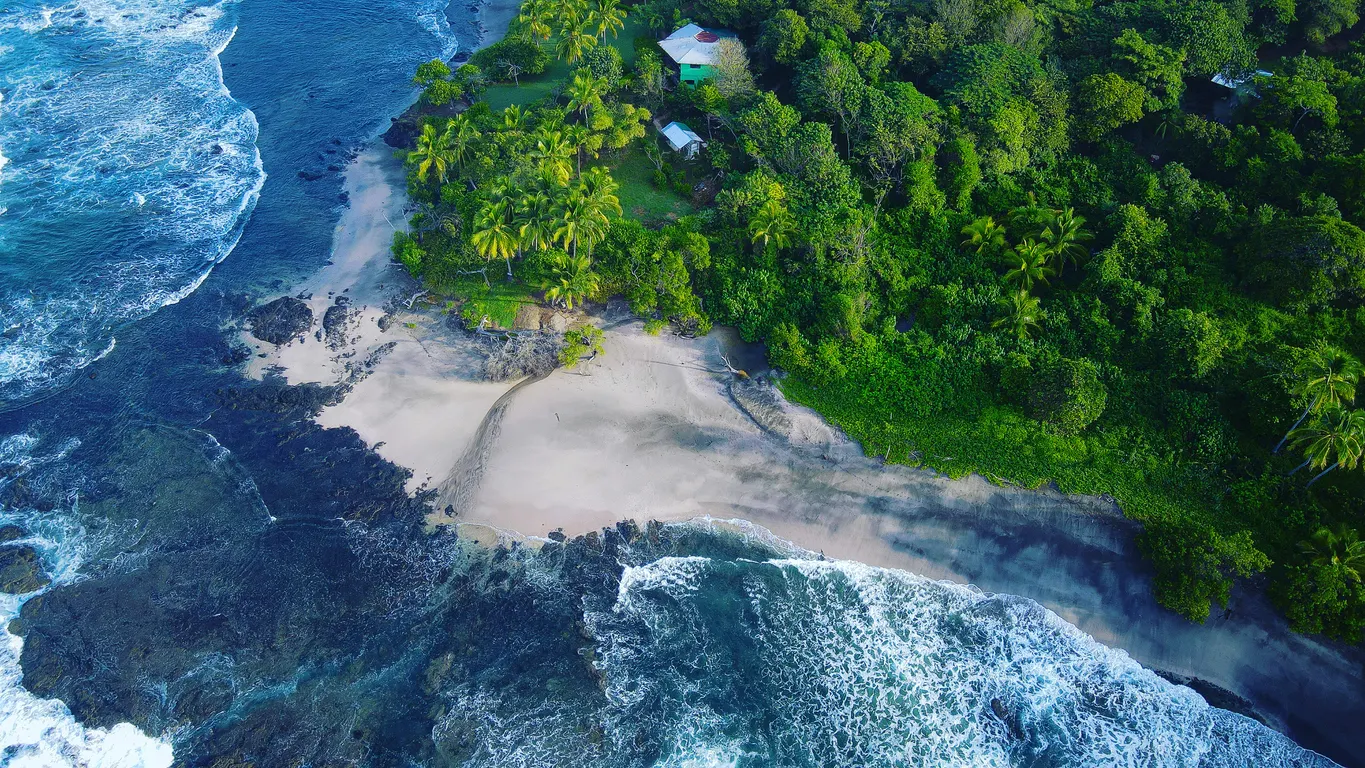 Vue aérienne d'une plage de sable blanc sur la côte Pacifique du Costa Rica, près de Junquillal.

